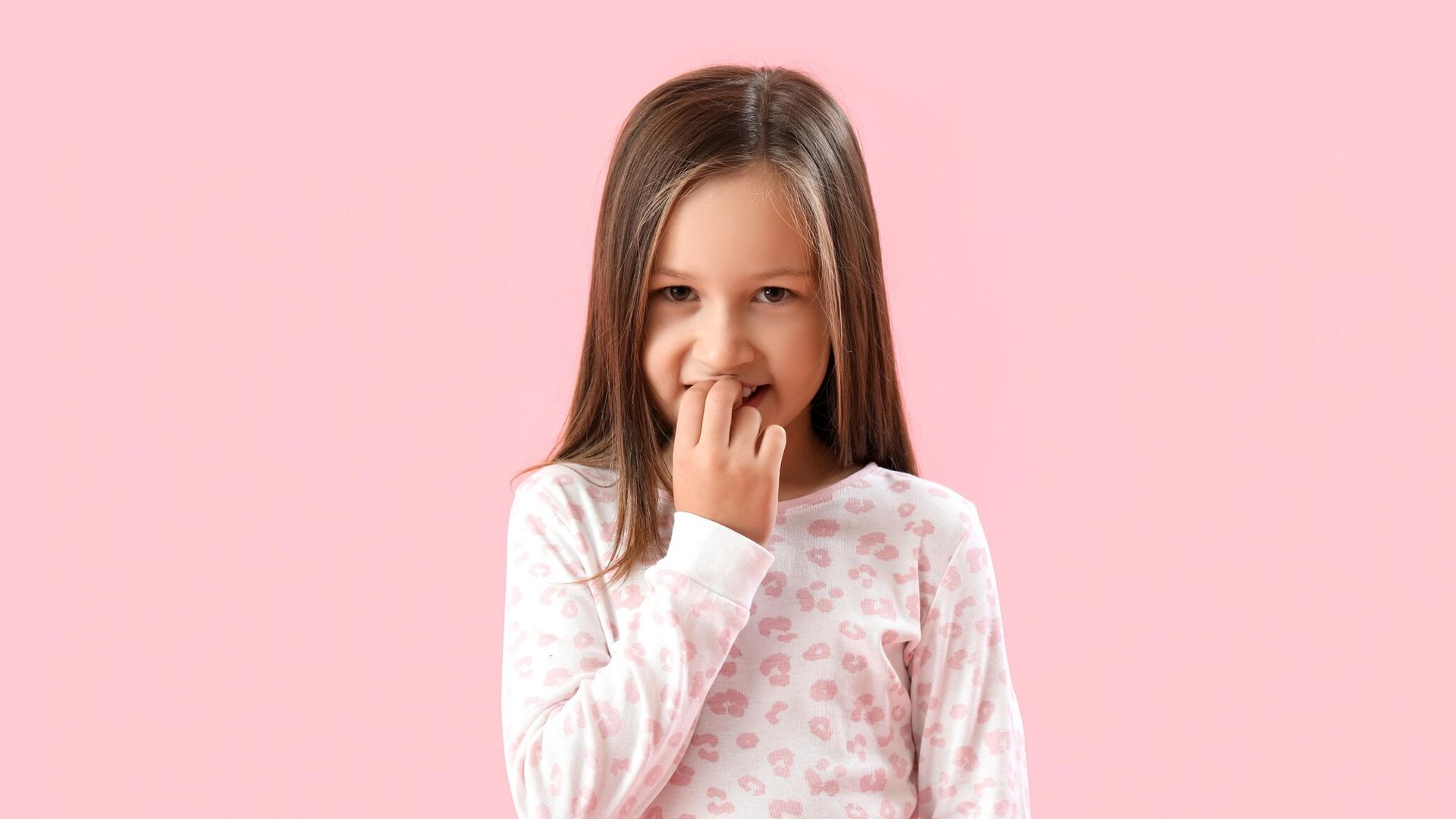 ¿Qué riesgos hay cuando el niño se muerde las uñas?