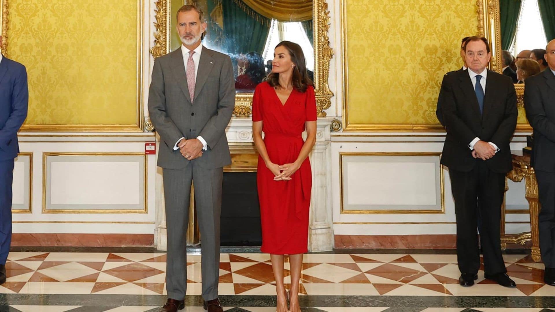 Doña Letizia da una tercera vida a su vestido rojo, el 'diseño de invitada definitivo'