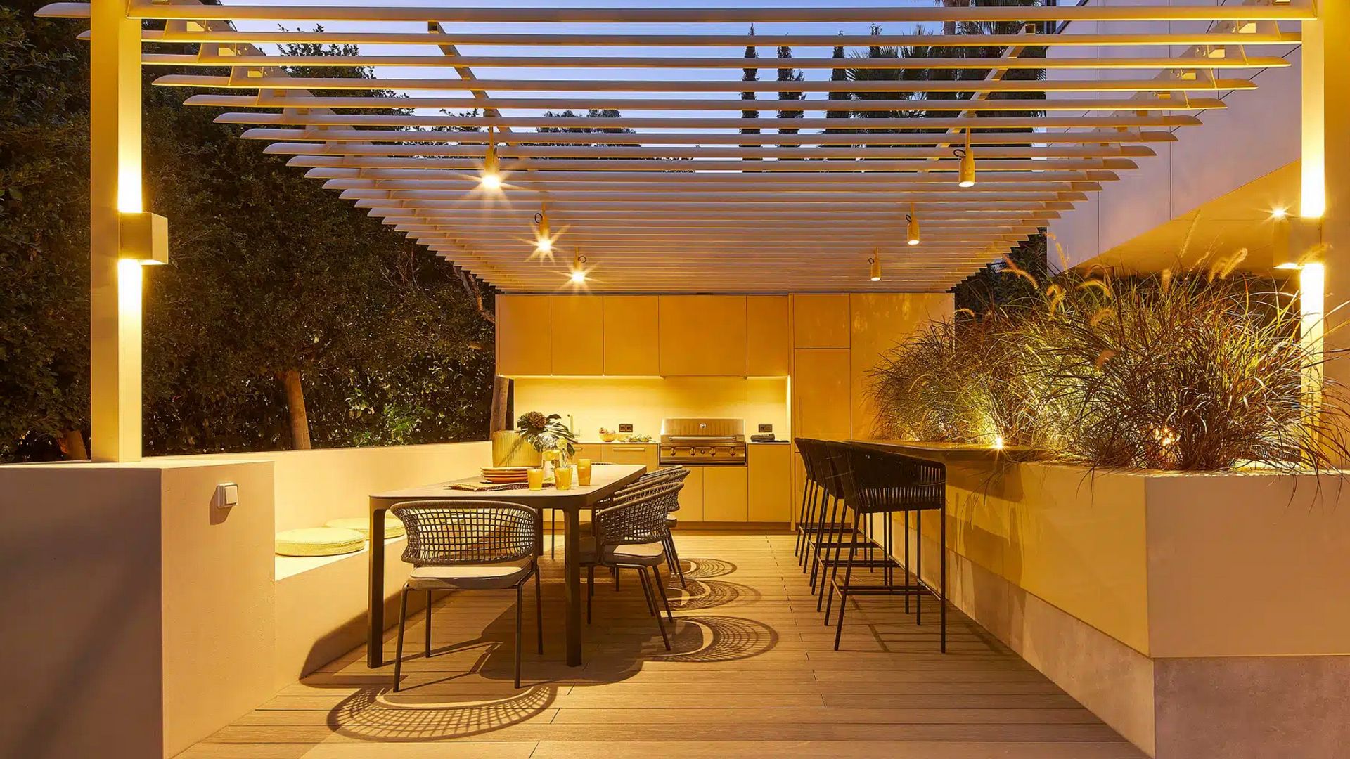 Zona exterior con cocina, barra y comedor al aire libre