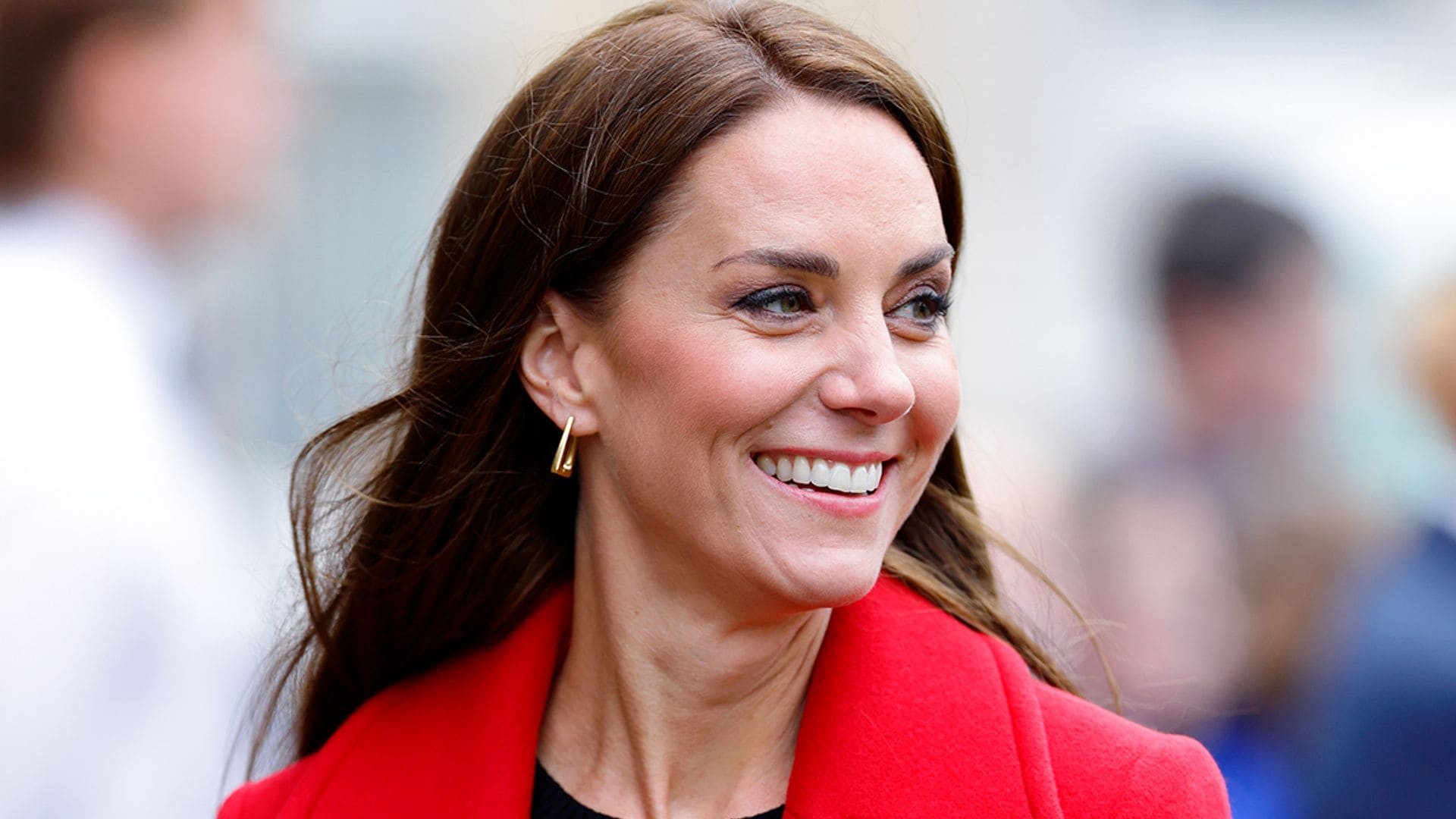 Kate Middleton recupera su famoso vestido rojo de lentejuelas para la felicitación de Navidad