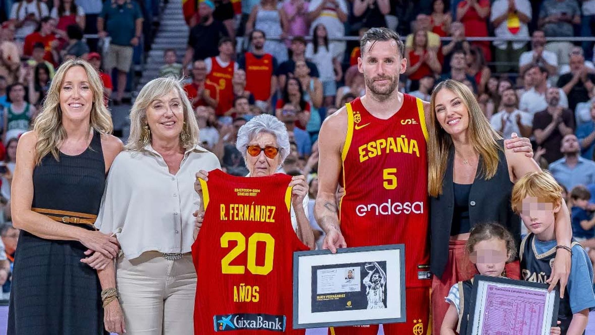 Rudy Fernández recibe un bonito homenaje, con sorpresa de sus hijos incluida, en su último partido en España