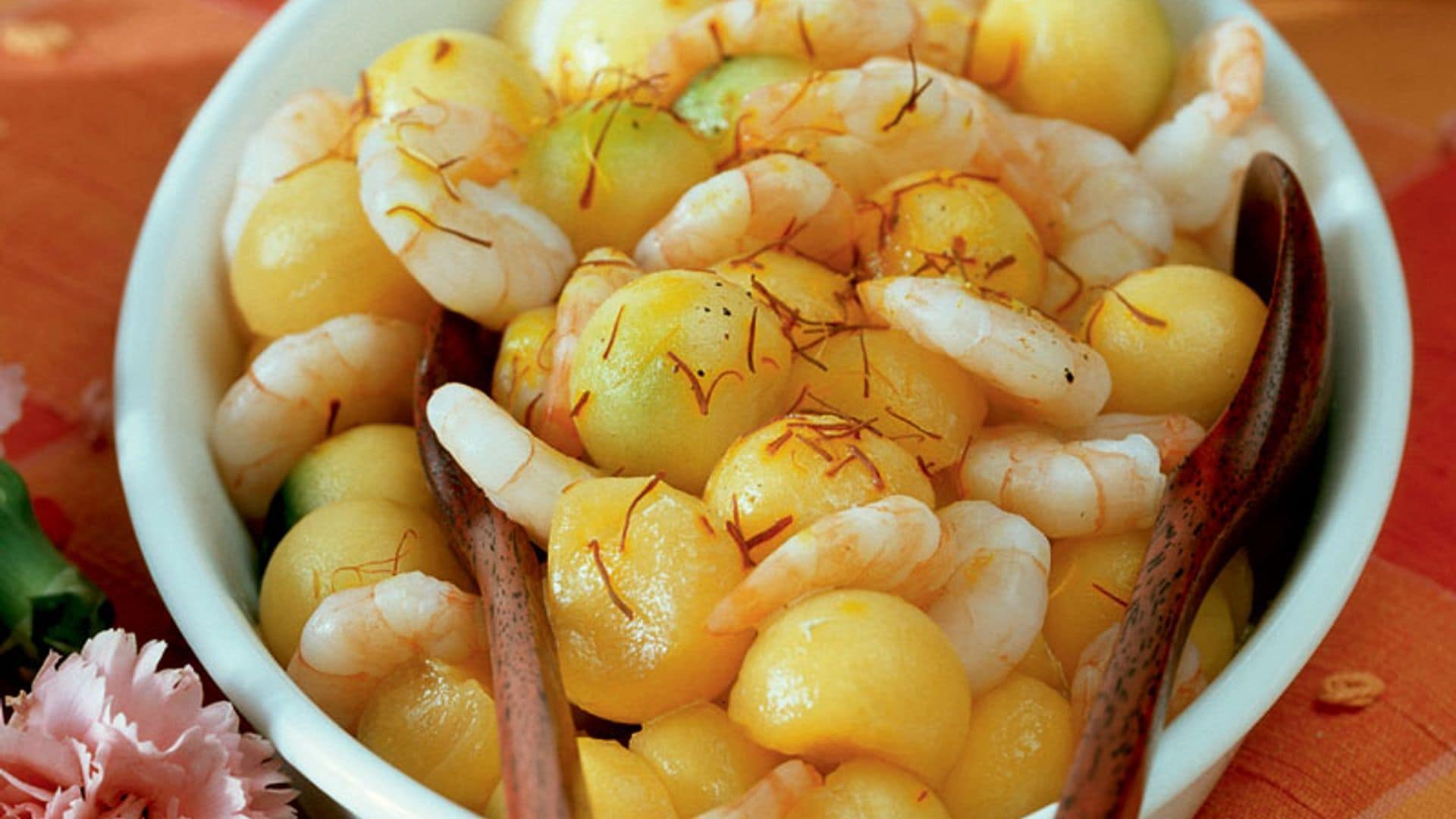 Ensalada de melón con gambas y azafrán