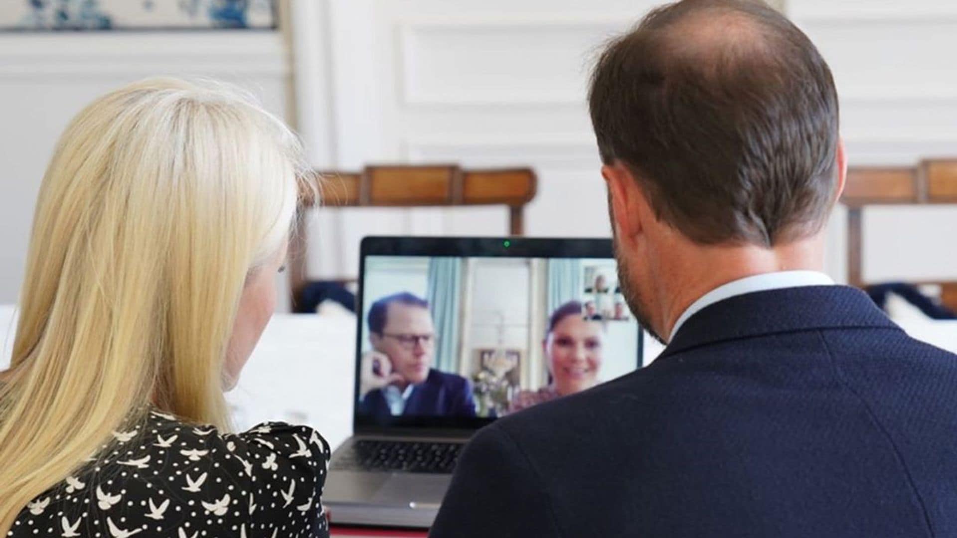 ¡Quedada virtual de 'royals'! Victoria y Daniel comparten risas y charla con Haakon y Mette Marit