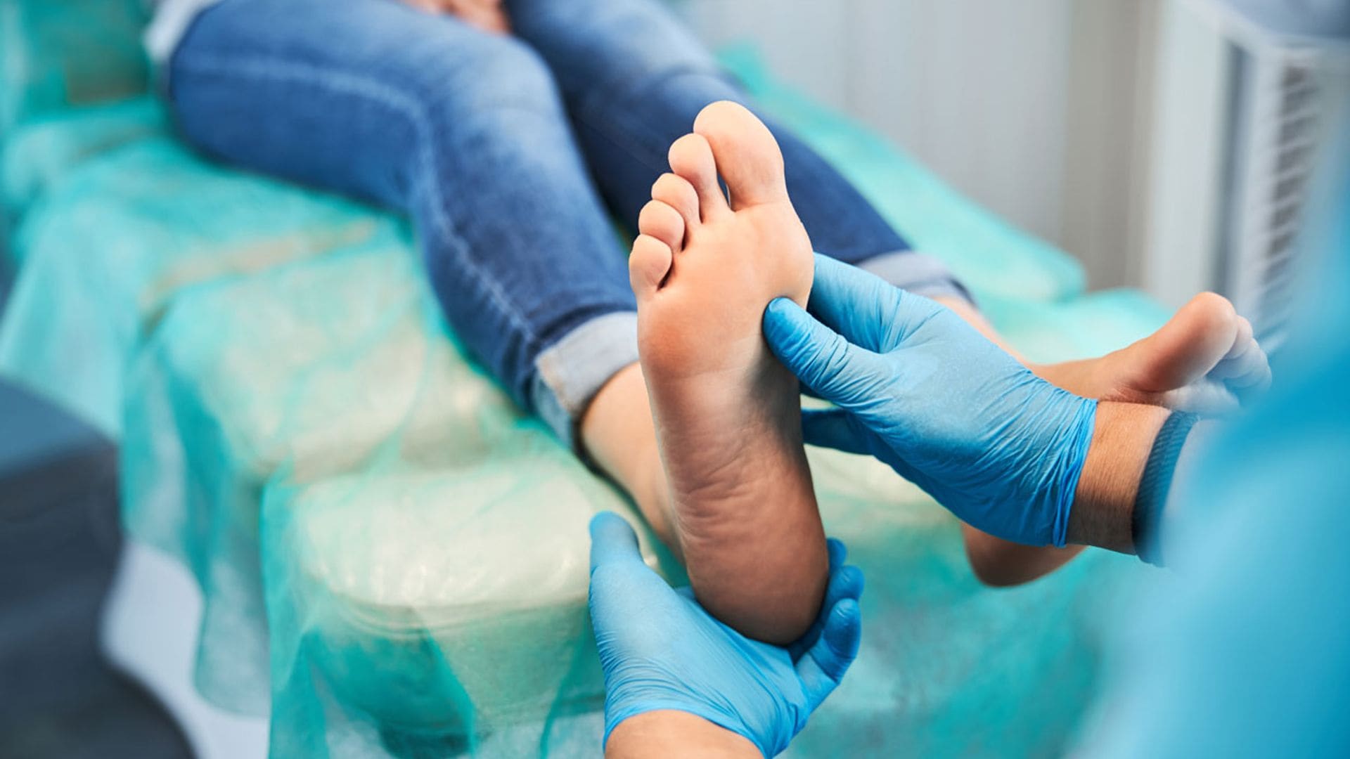 ¿Qué es y cuáles son los síntomas de la enfermedad de Ledderhose que puede afectar a tus pies?