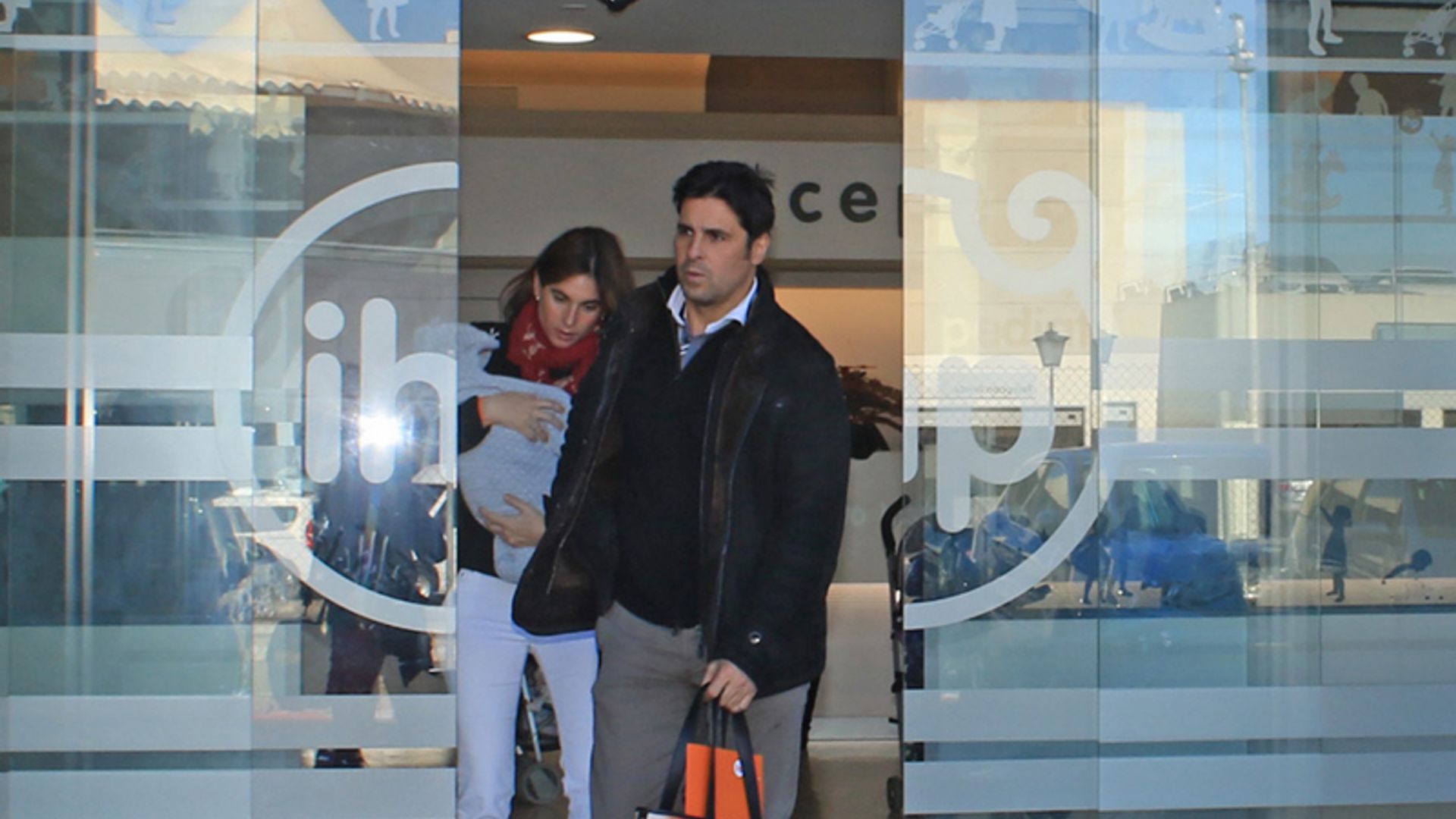 Francisco Rivera y Lourdes Montes, con el pequeño Curro en el centro de salud