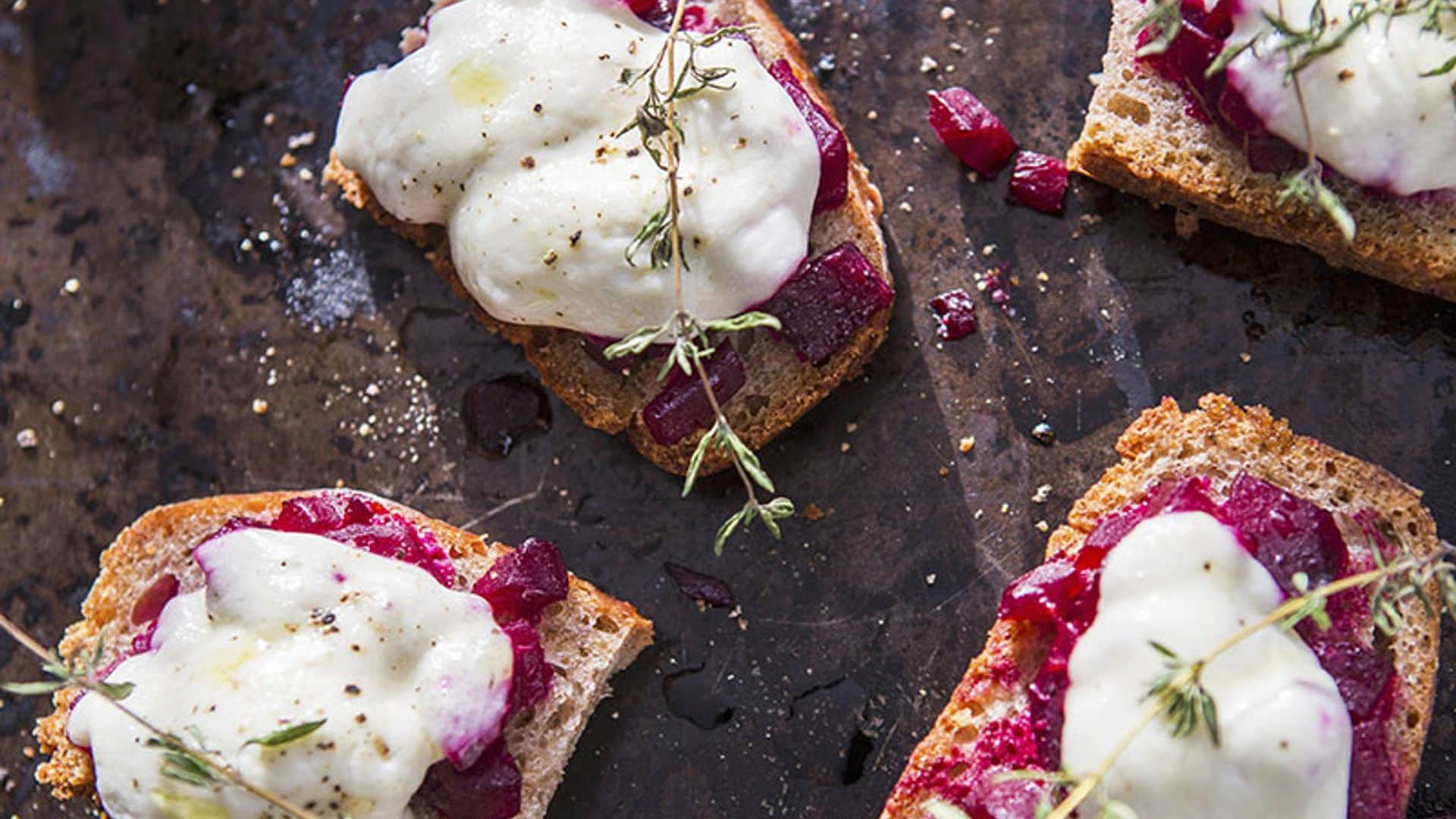 Tosta de remolacha con mousse de queso