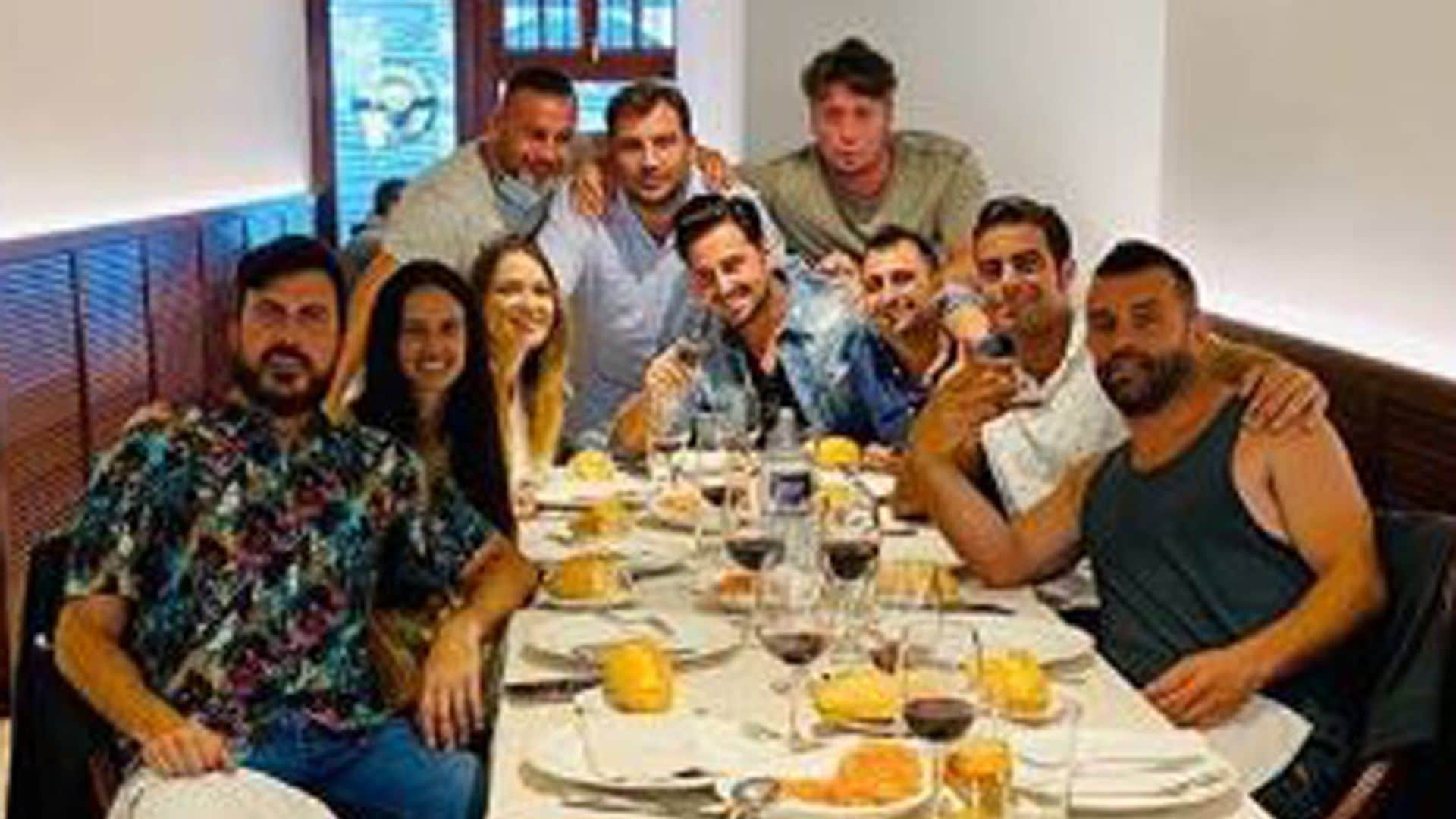 David Bustamante y Yana Olina disfrutan de un plan entre amigos en Cantabria