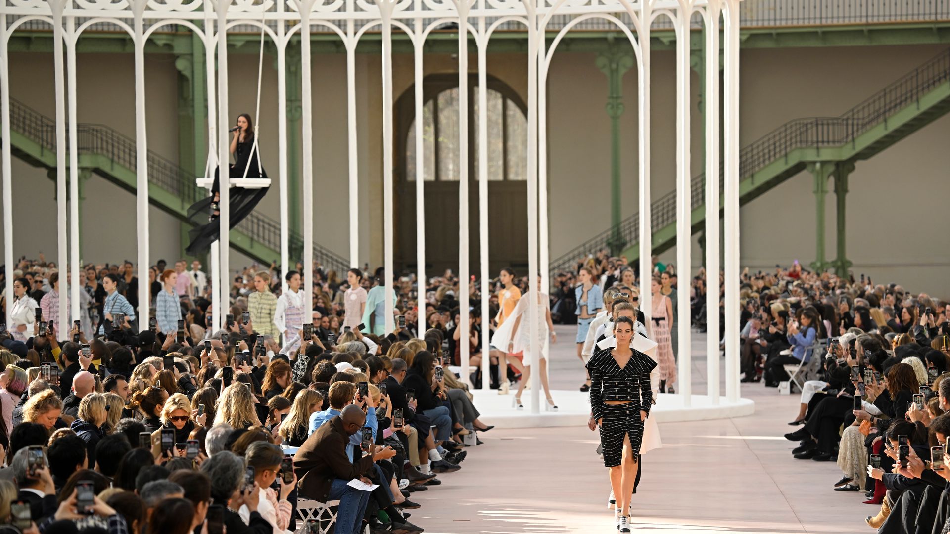 'Tweed, plumas y colores pasteles: así imagina Chanel el verano de 2025