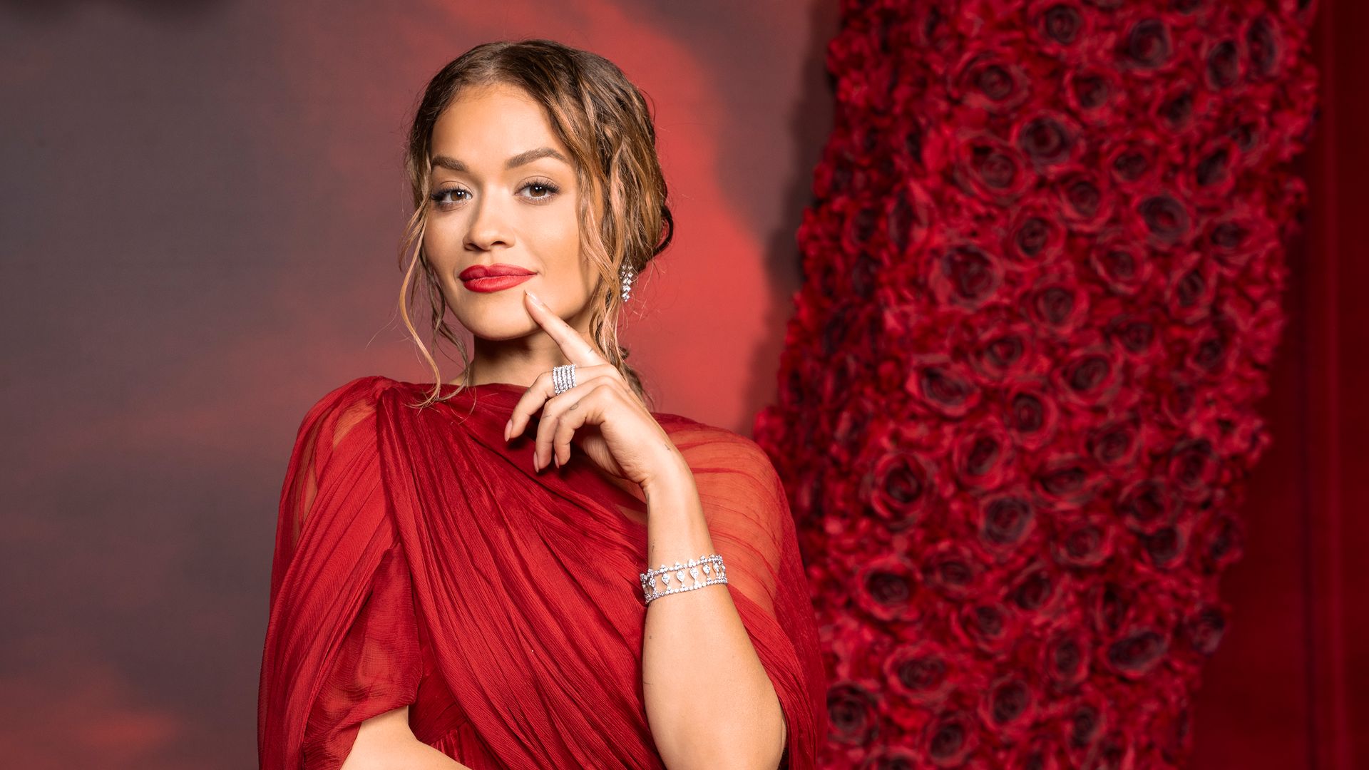 Abrimos el impactante armario en color rojo de Rita Ora, la flamante Reina de Corazones