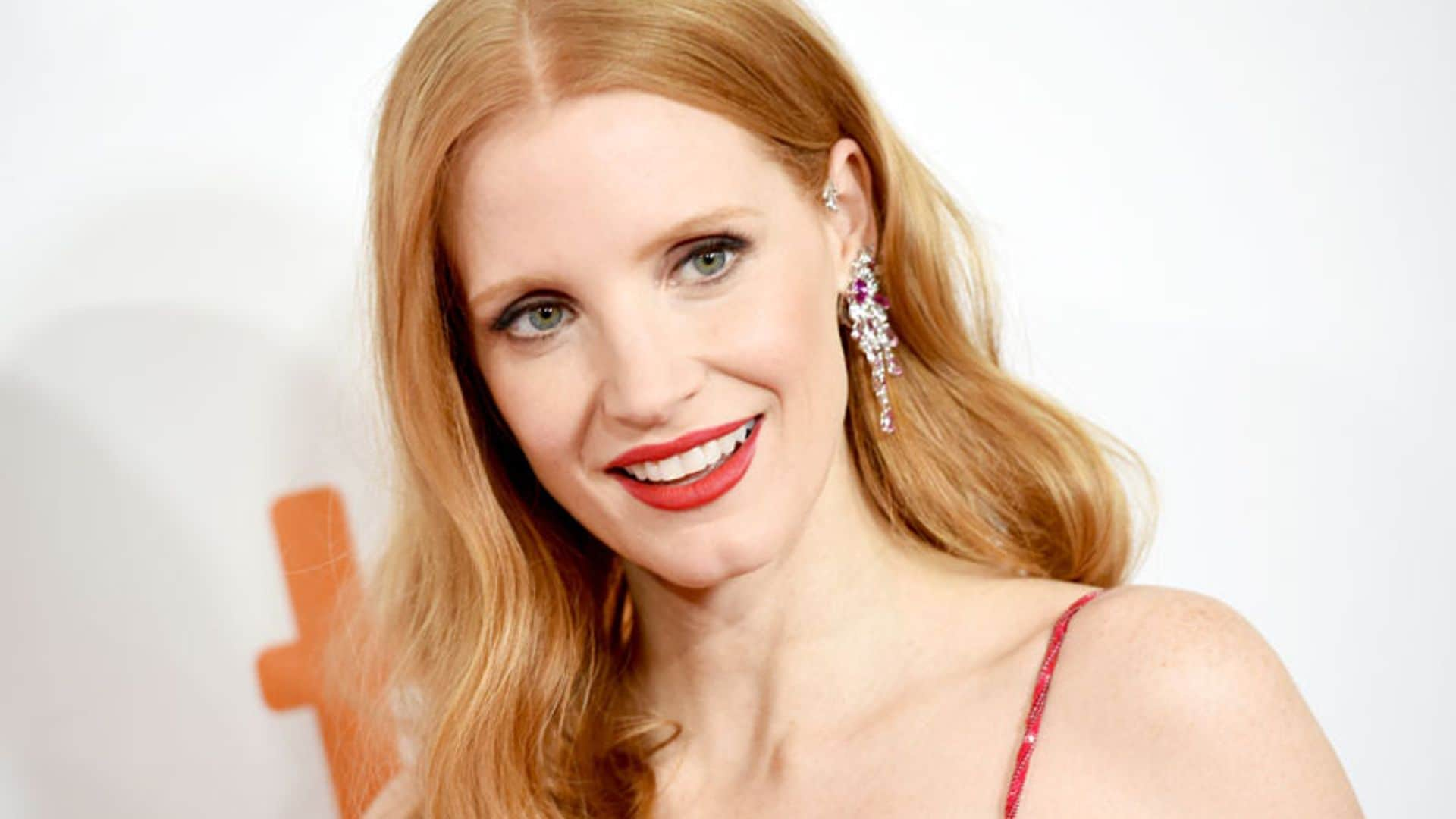 El sorprendente truco de Jessica Chastain para lograr que el perfume dure más tiempo