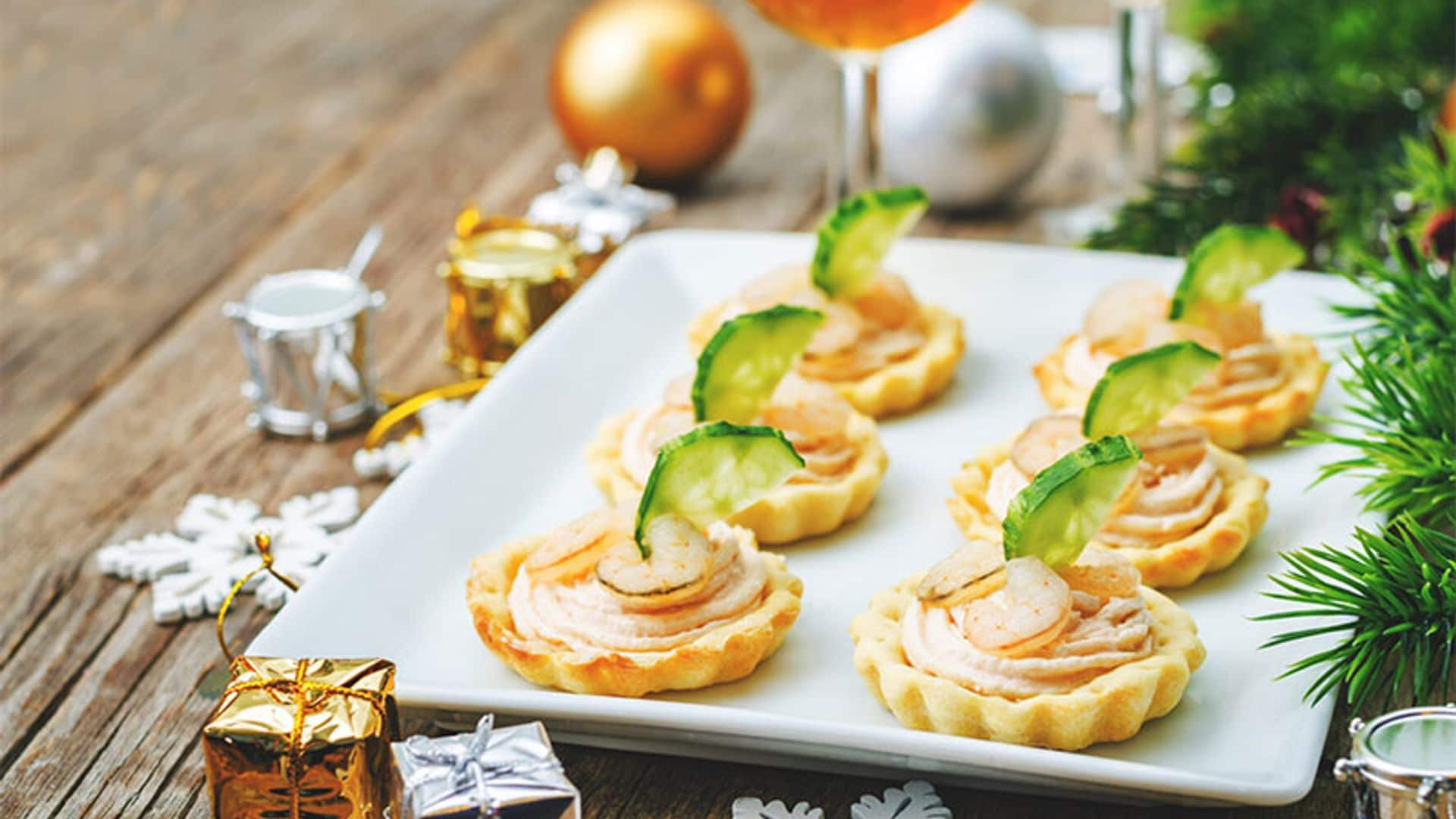 Tartaletas de 'mousse' de salmón con gambas y pepino