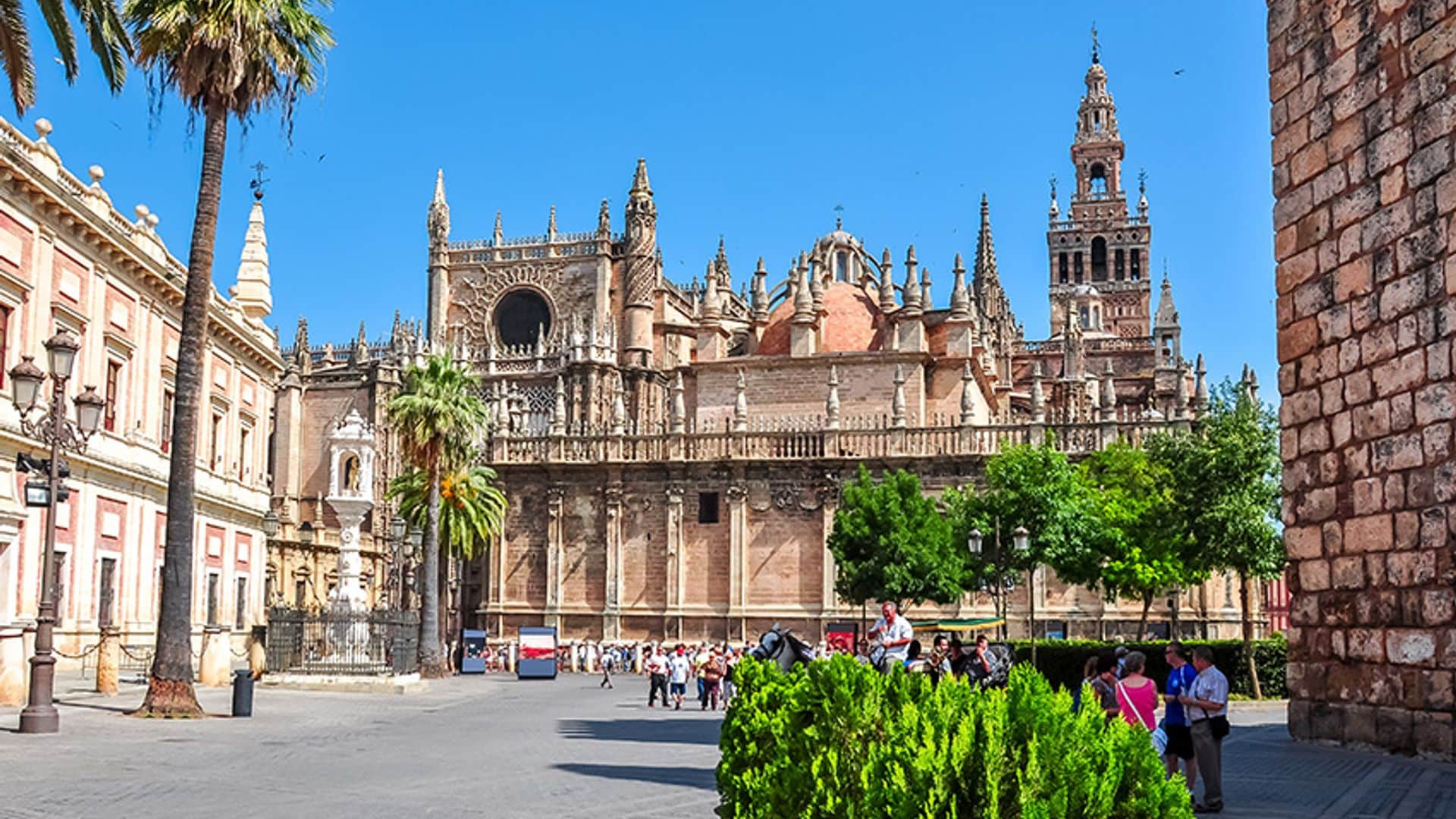 Una catedral para una boda que ha revolucionado la capital sevillana