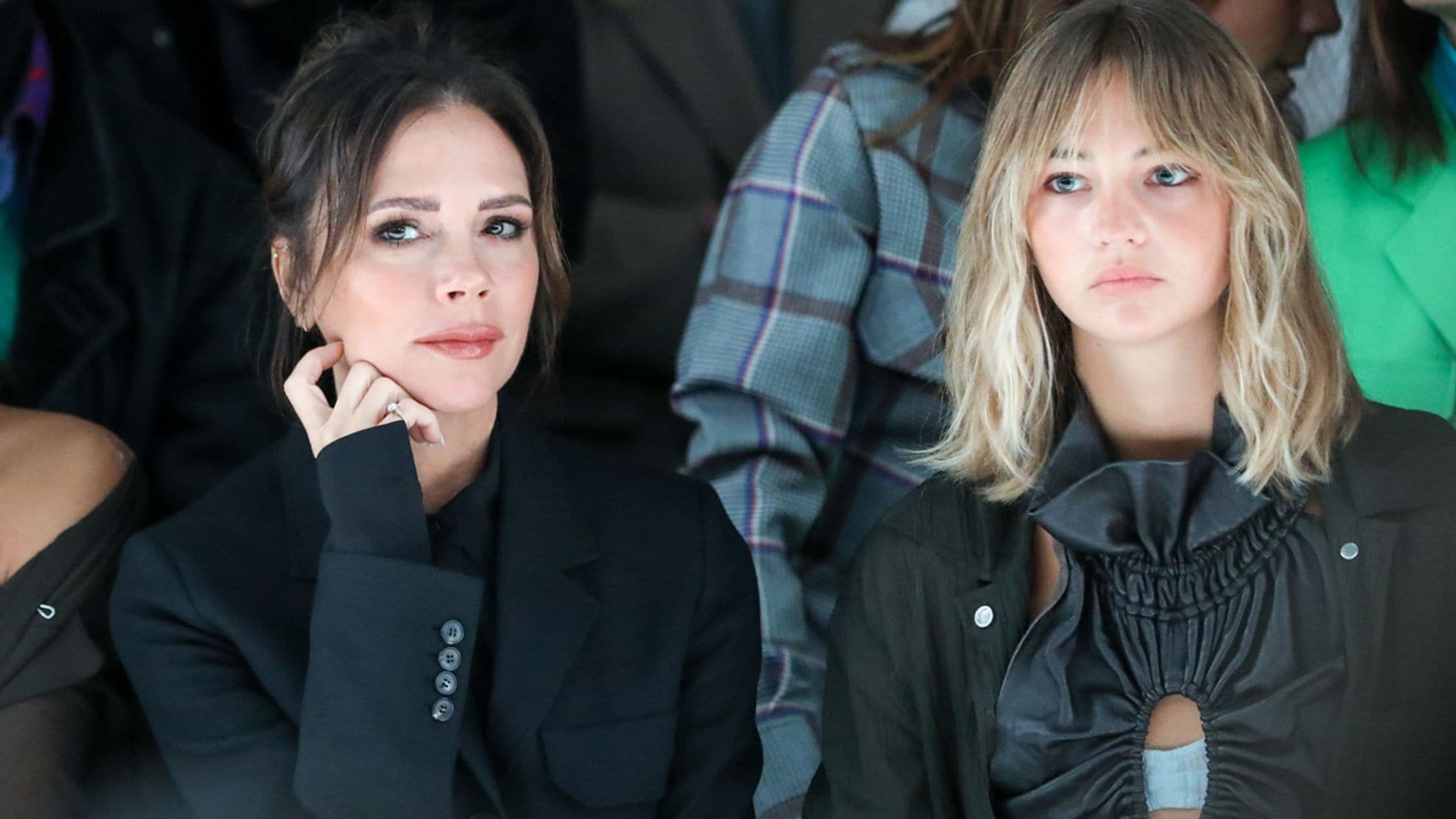 Victoria Beckham lanza una colección cápsula con Mia Regan, la exnovia de su hijo Romeo