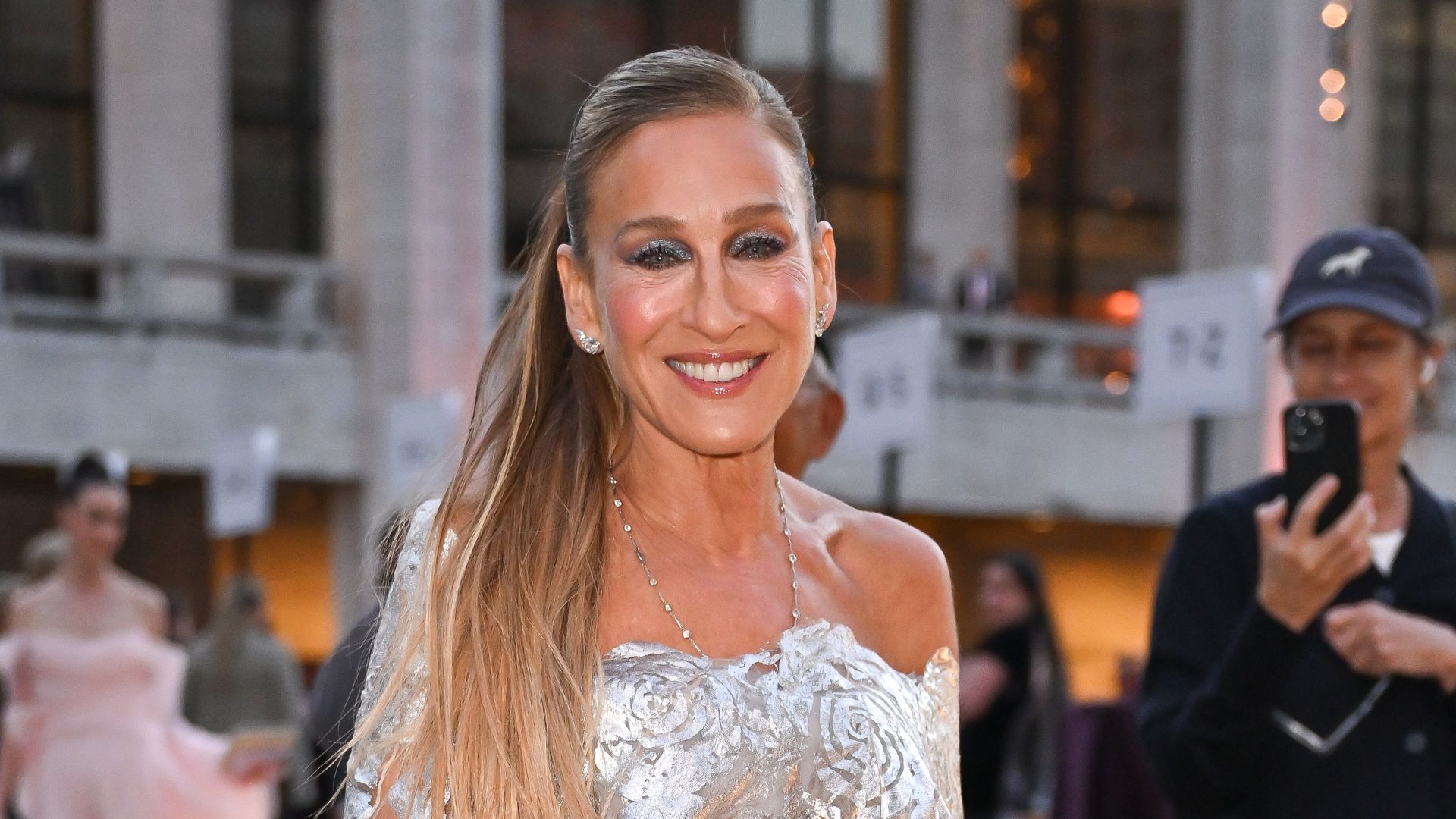 Sarah Jessica Parker deslumbra en Nueva York con esta coleta que podrás copiar en minutos