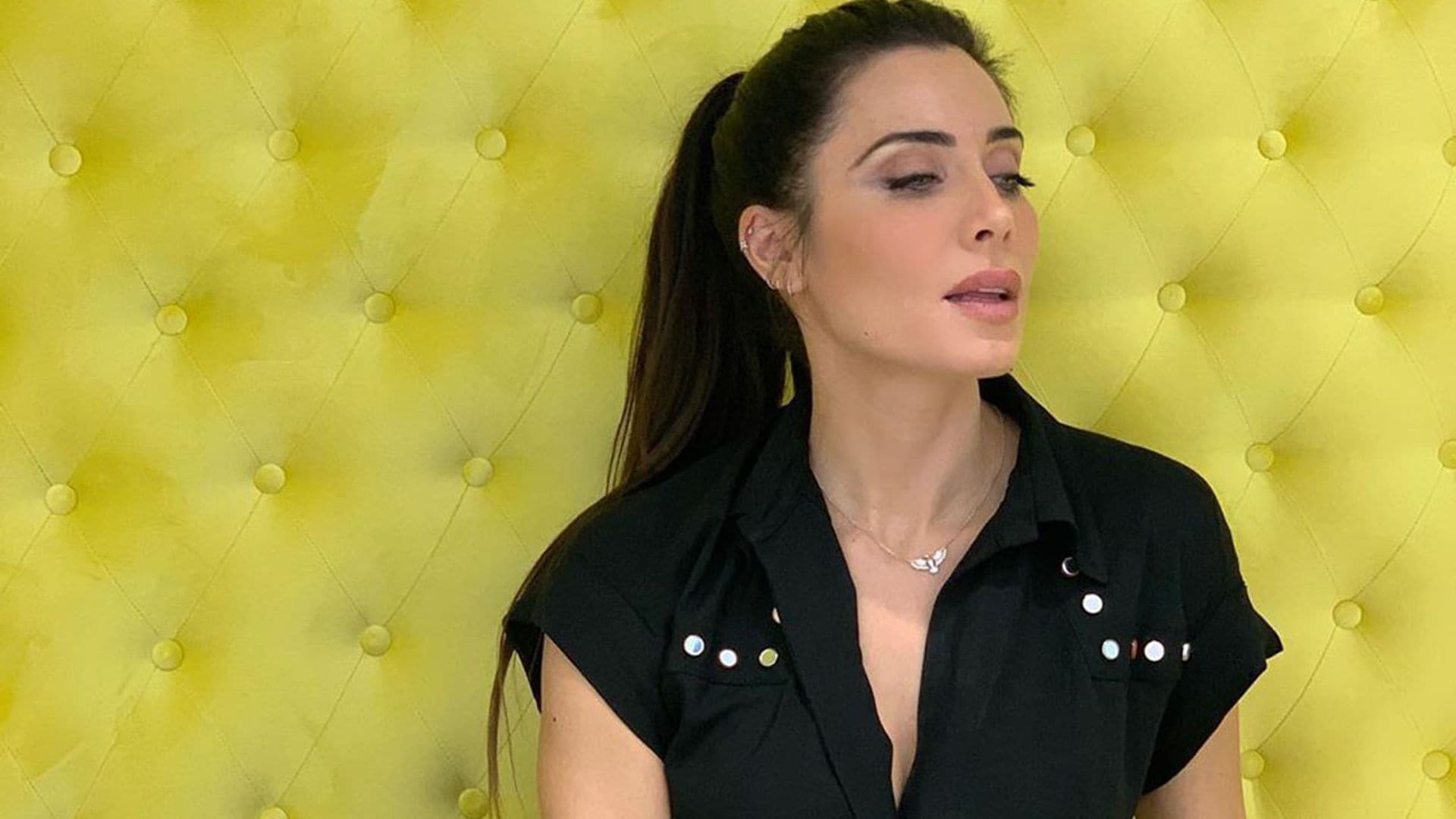 Pilar Rubio cambia el 'tie dye' por unas tijeras y customiza su camiseta más roquera