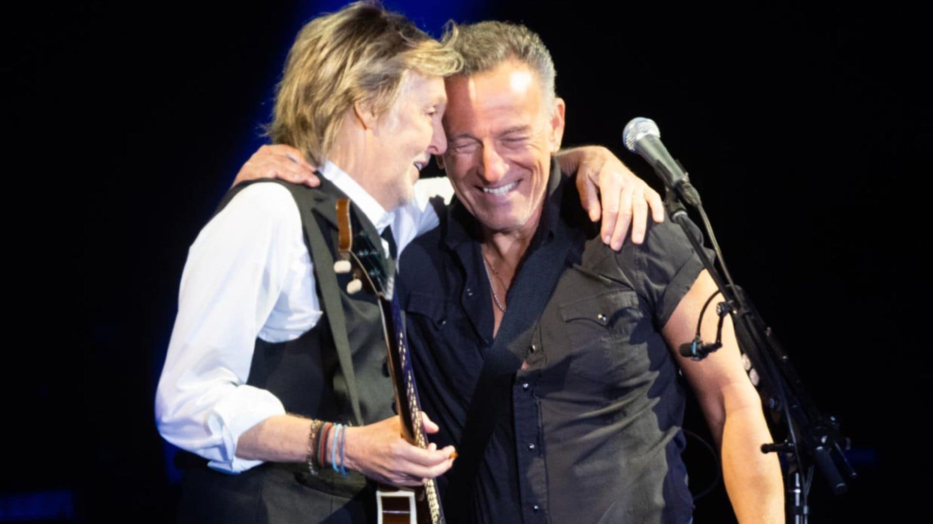 Tres horas de concierto y un dúo con Bruce Springsteen: Paul McCartney, incombustible a sus 80 años