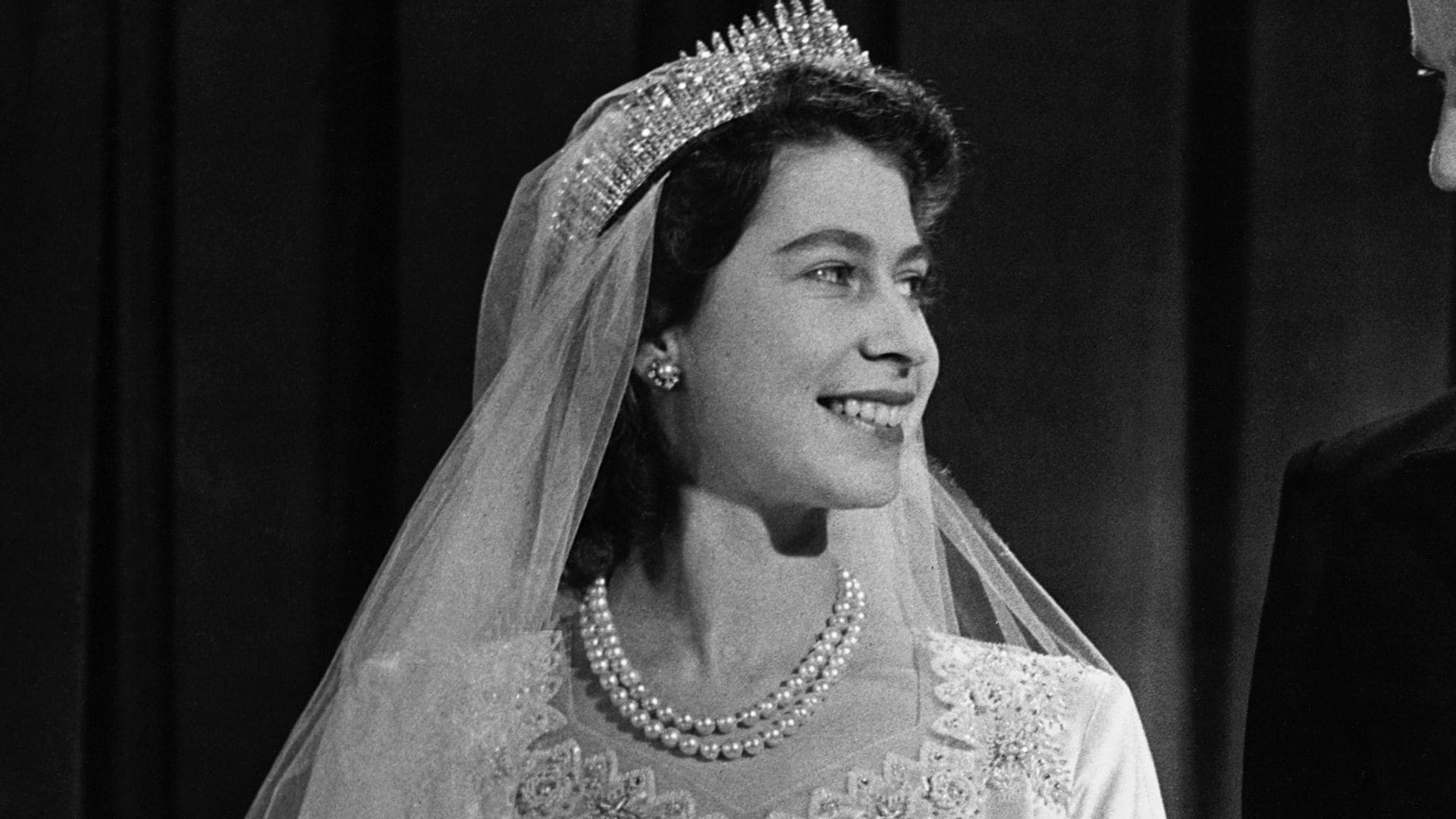 Las anécdotas más sorprendentes del vestido de novia que Isabel II llevó hace 77 años