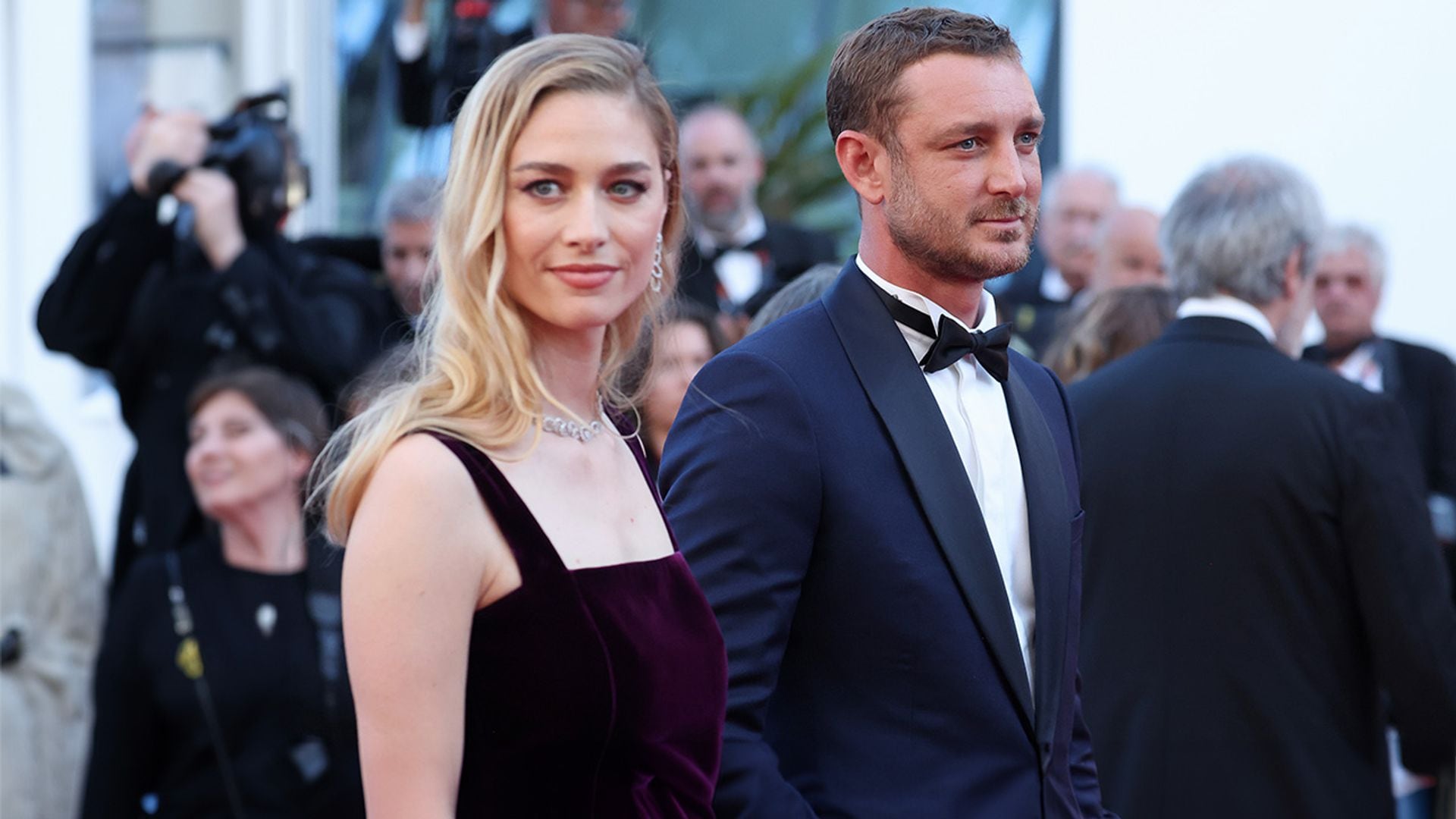 Beatrice Borromeo, sensual y radiante en Cannes con un vestido de terciopelo junto a Pierre Casiraghi