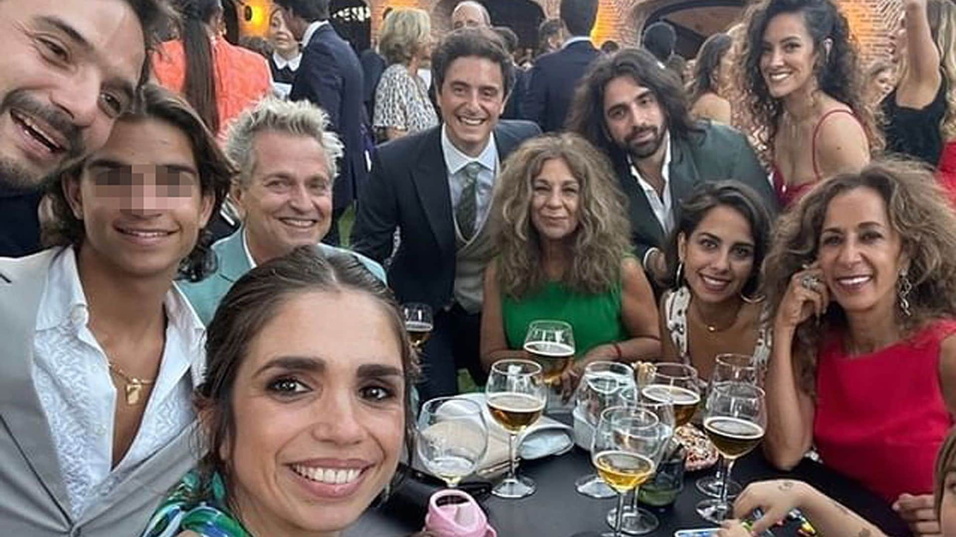 La boda que ha reunido a la familia Flores casi al completo con Lolita y Rosario a la cabeza