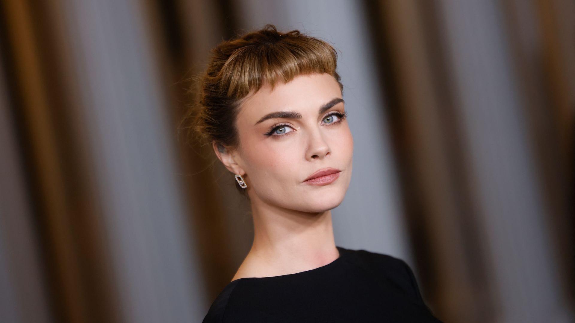 Cara Delevingne se inspira en Audrey Hepburn y deslumbra con microflequillo en Los Ángeles