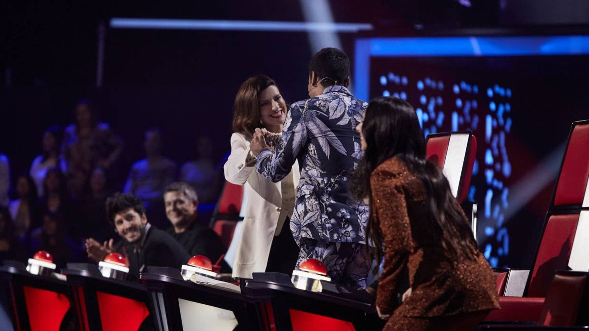 Última noche de batallas en 'La Voz', Laura Pausini cierra equipo y se despide de Carlos Rivera