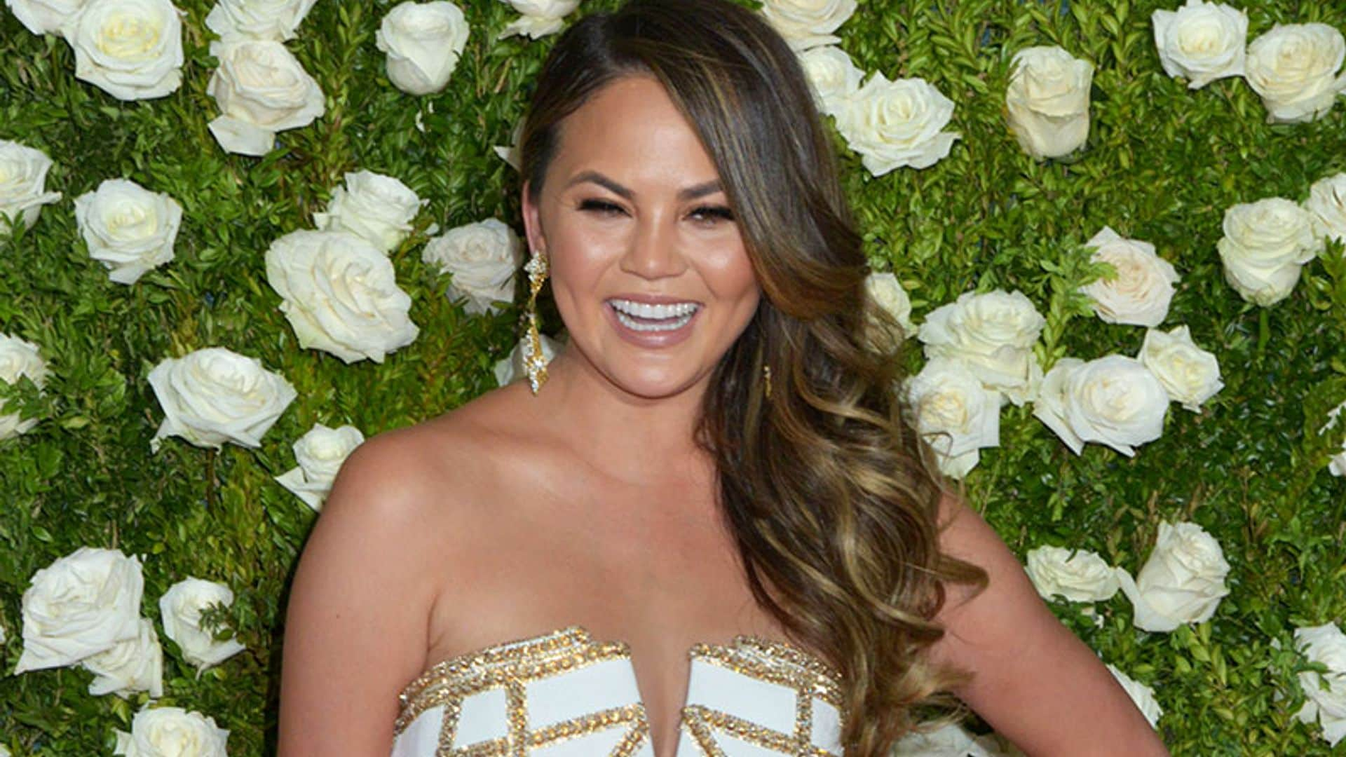 Chrissy Teigen estrena colaboración ‘fashion’ en su última cita con John Legend