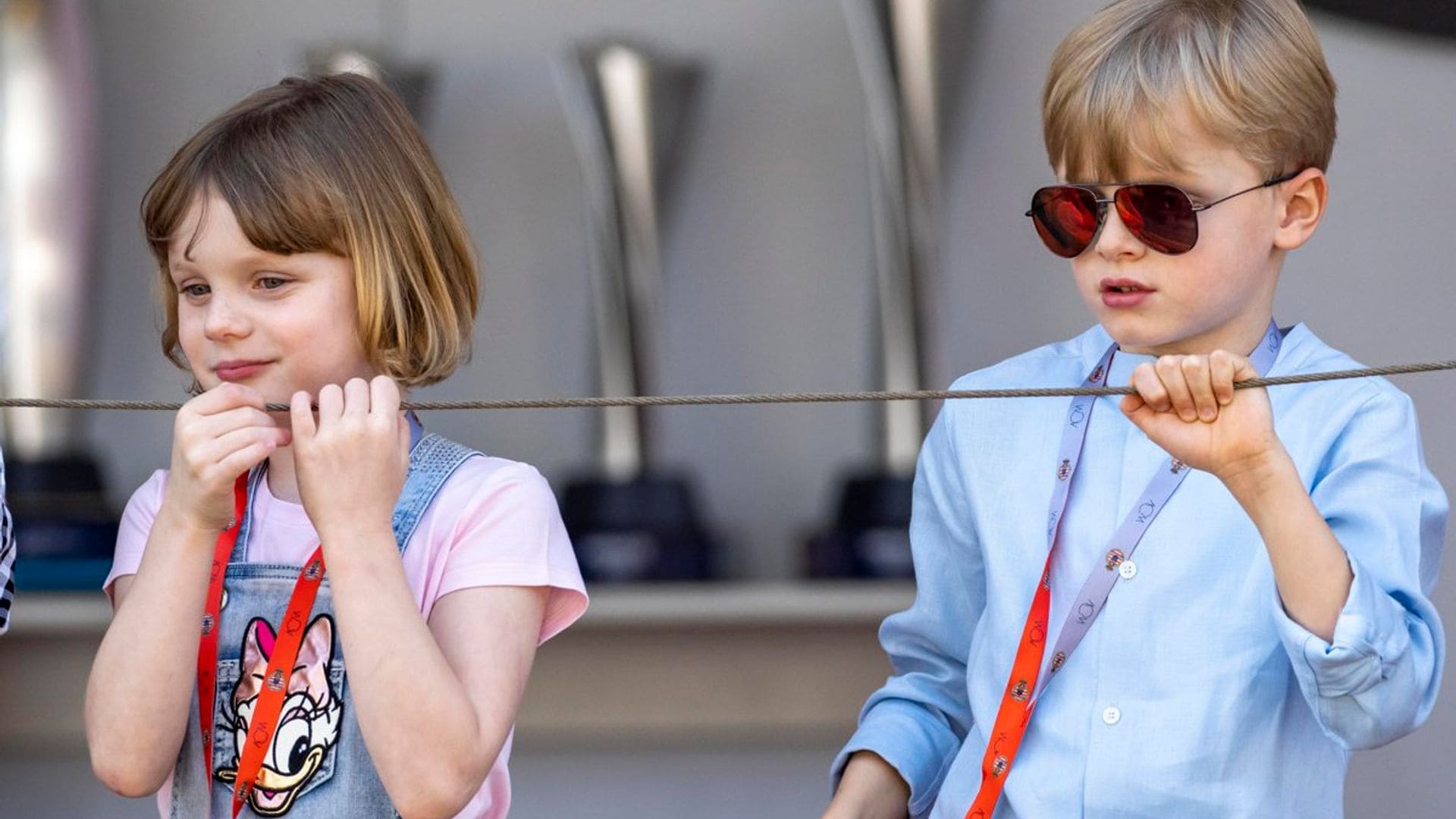 Jacques y Gabriella de Mónaco como dos miniestrellas de ‘rock’ en las carreras de coches ecológicas