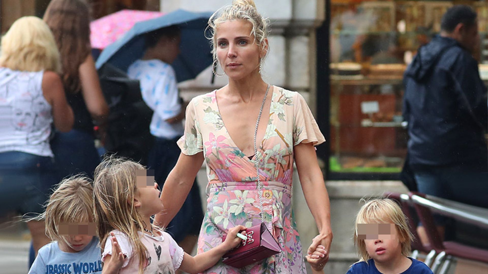 ¡Un paseo para recordar! Elsa Pataky, 'a la antigua' con su familia