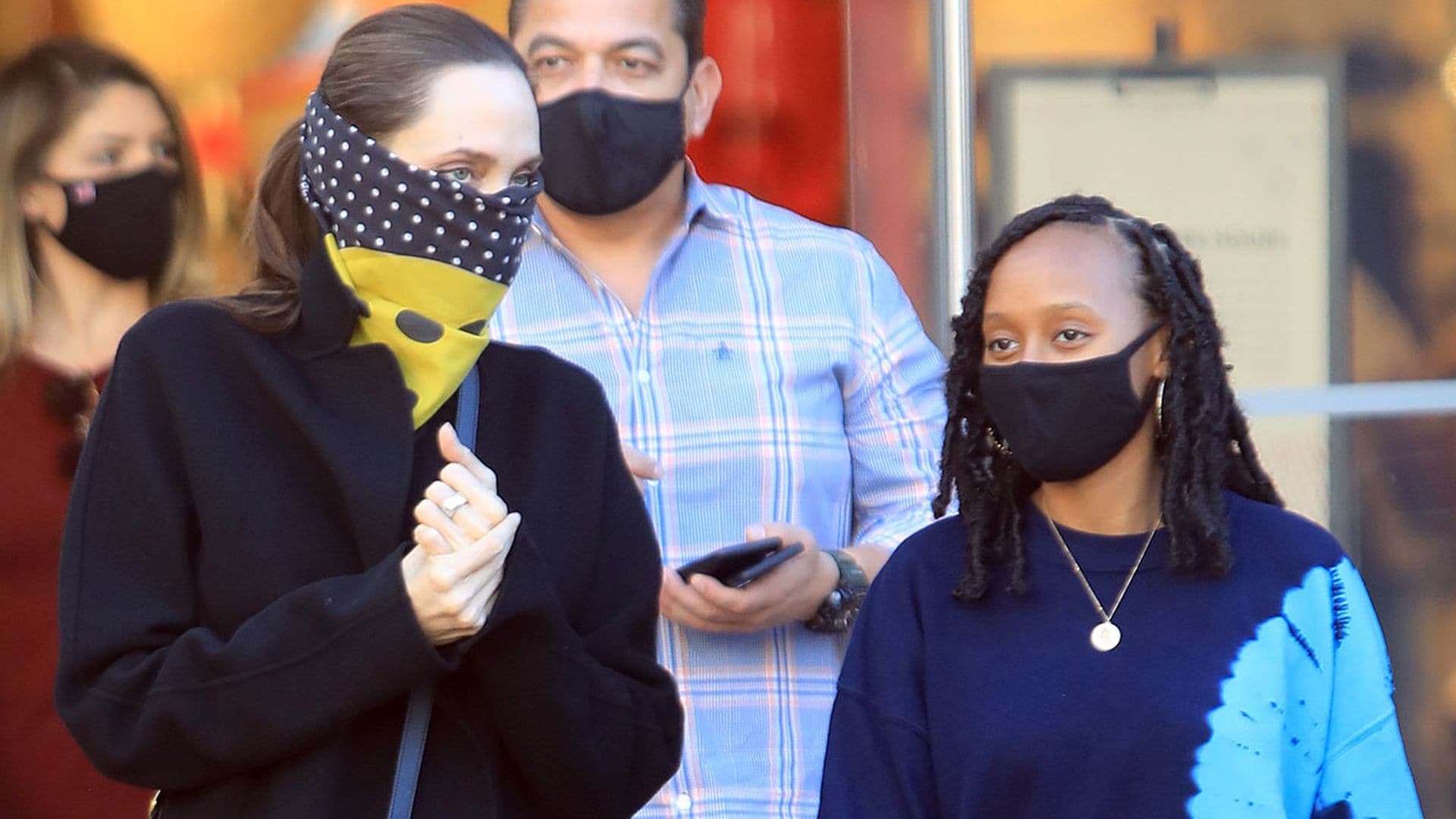 ¡Día de chicas! Angelina Jolie y su hija Zahara, juntas de compras