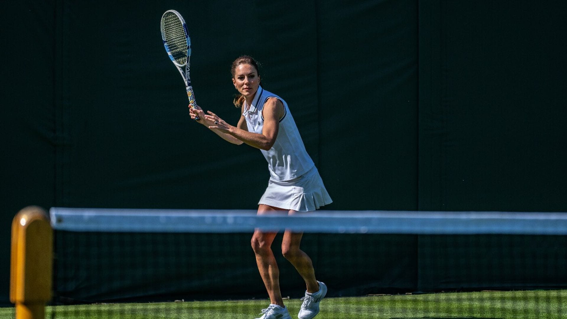 Vestida de blanco y con una figura atlética, Kate Middleton se viste de corto para jugar tenis
