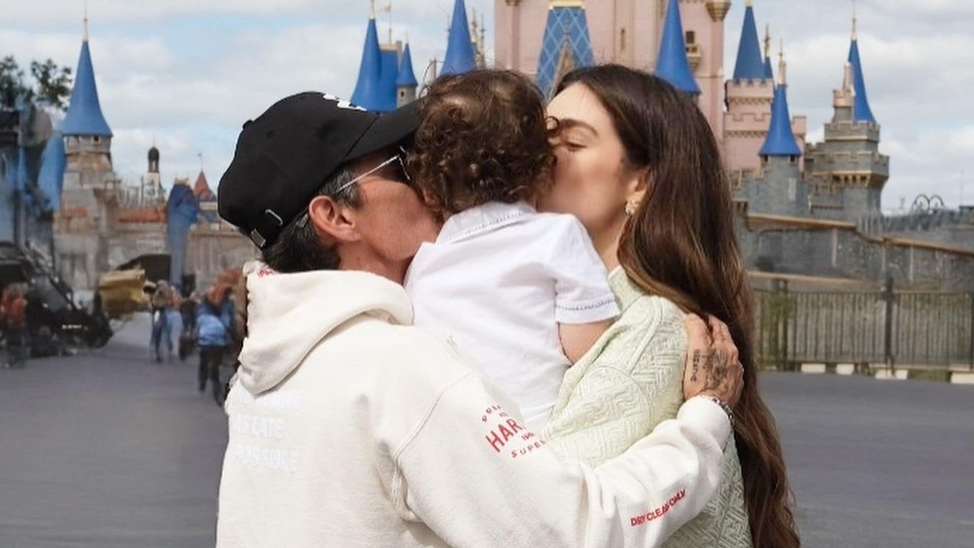 Marc Anthony y su esposa disfrutan la primera visita de su hijo Marco en el 'Lugar Más Feliz del Mundo'