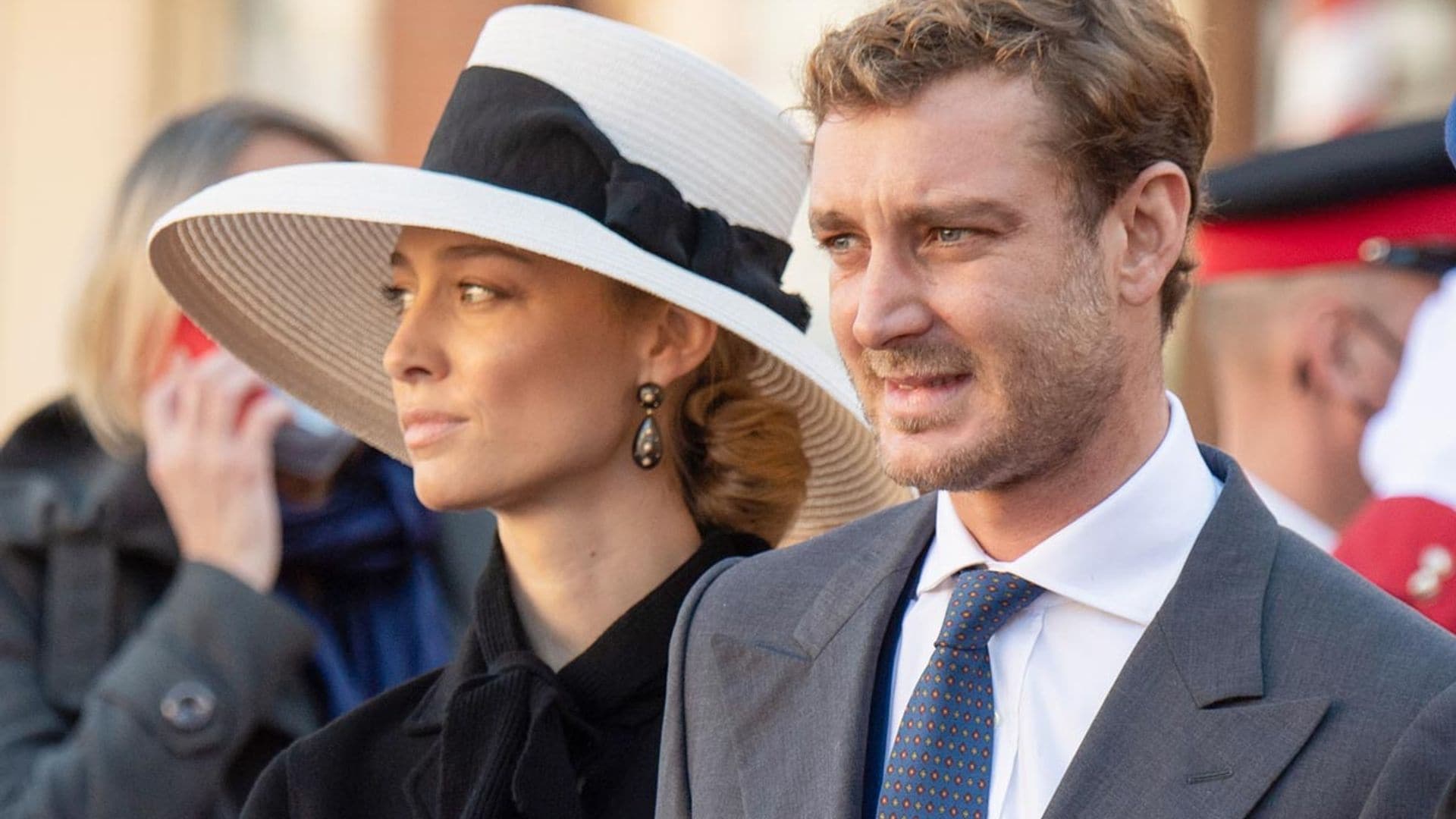 El look de Beatrice Borromeo en el Día de Mónaco o cómo convertir un abrigo en vestido de invitada