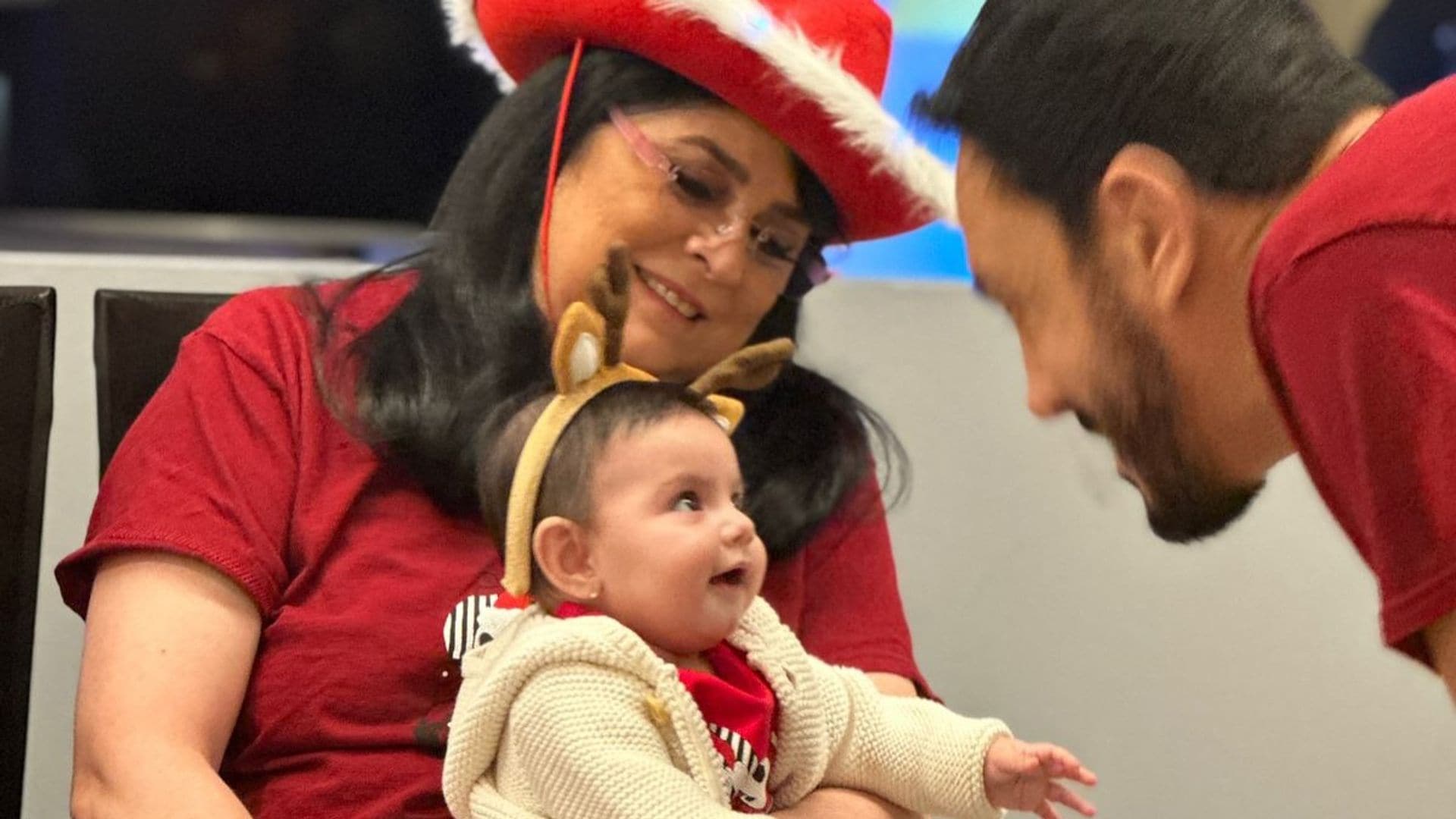 Así fue la primera Navidad de Tessa junto a su abuela Victoria Ruffo y Omar Fayad