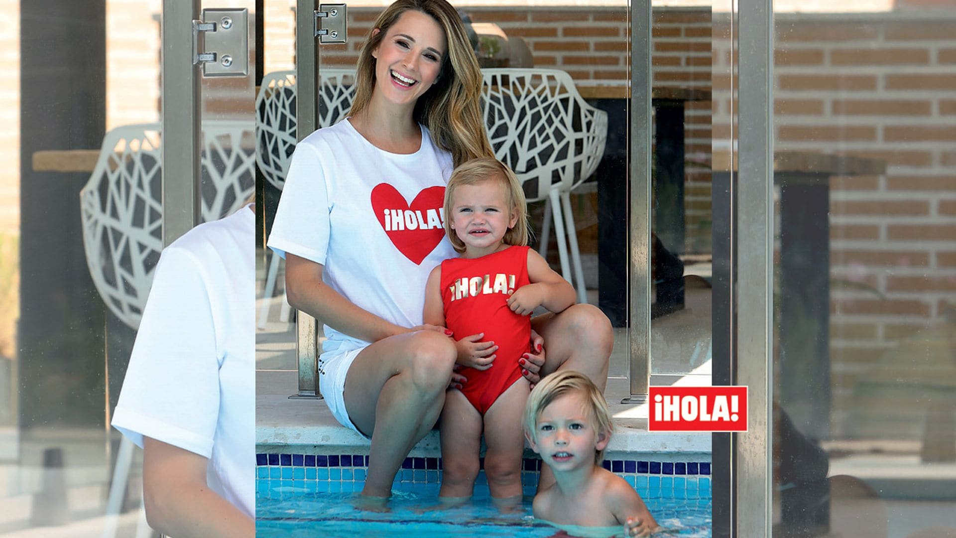 En ¡HOLA!, Astrid Klisans posa con sus dos hijos y nos anuncia si el tercero será niño o niña