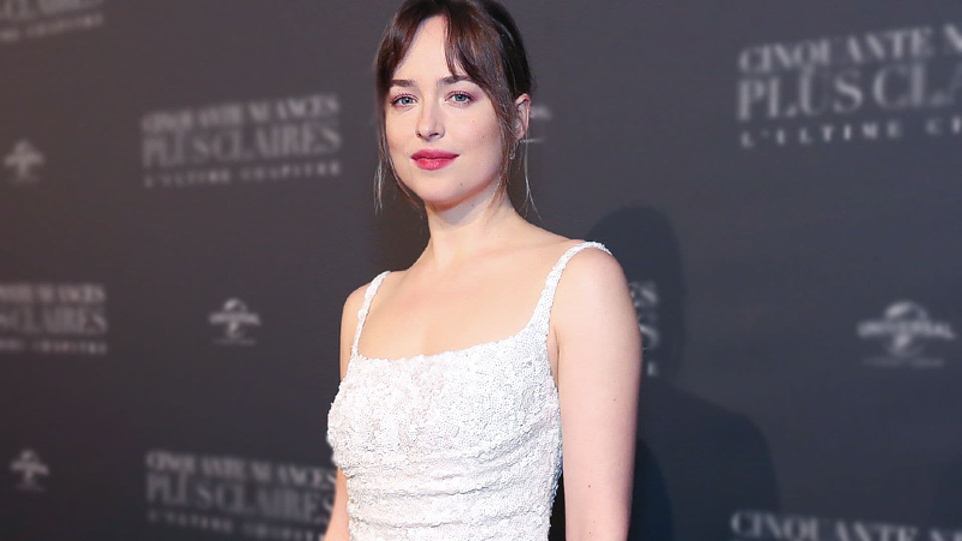 Dakota Johnson se va de estreno vestida de novia... ¿qué pensará Chris Martin?