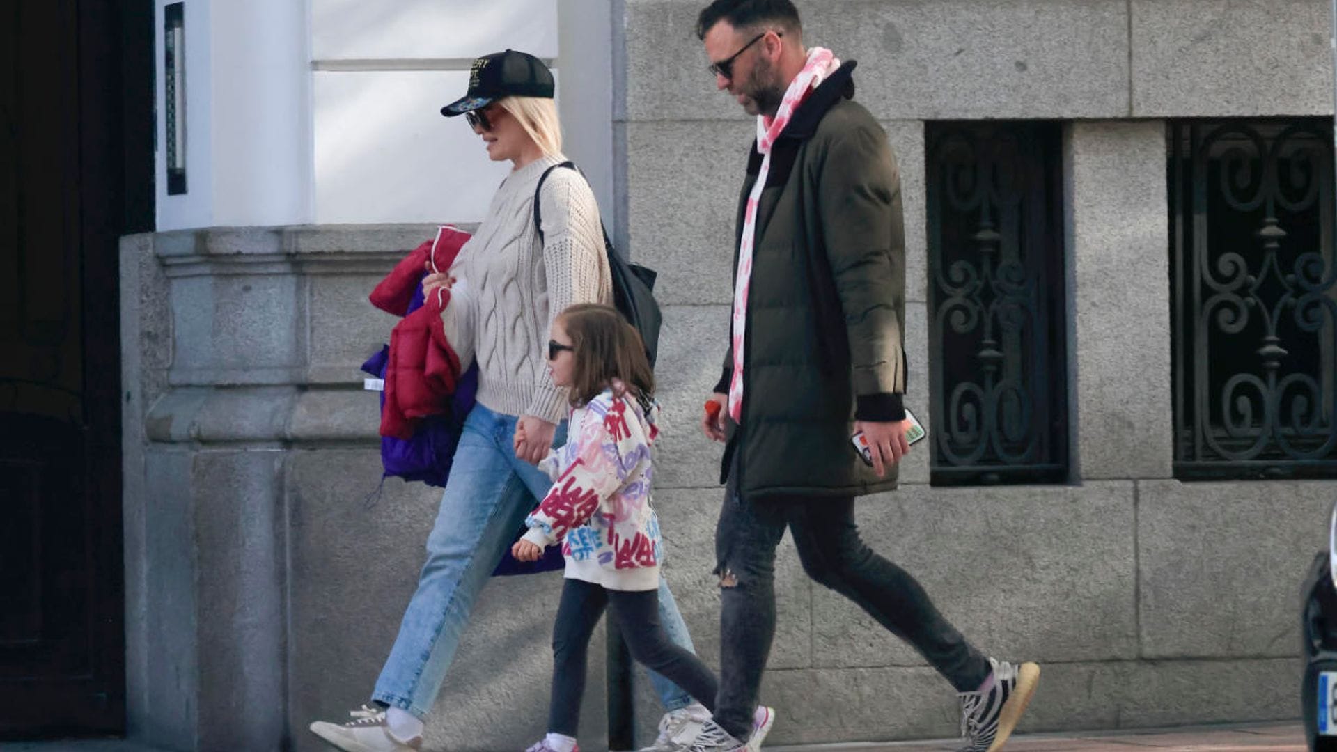 Las imágenes de Adriana Abenia, de 'incógnito', con su marido y su hija Luna por las calles de Madrid