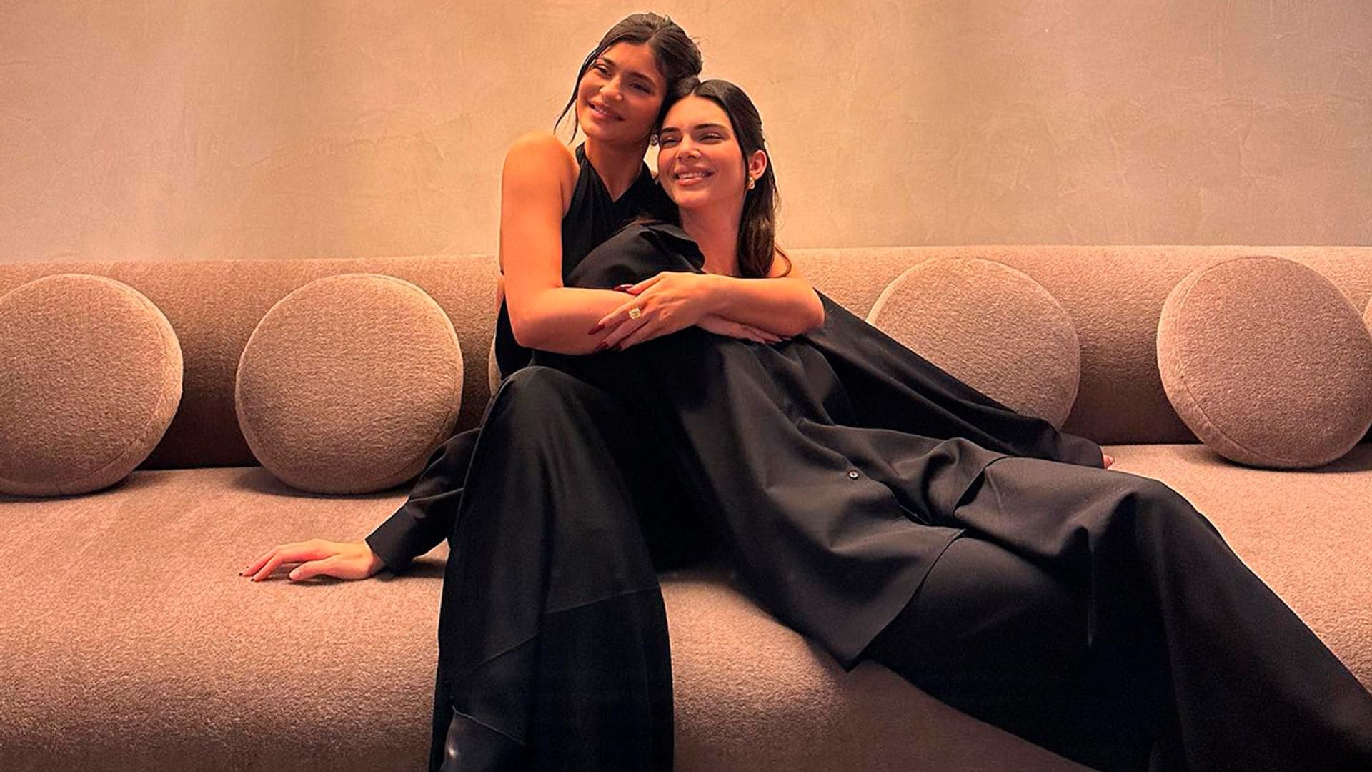 Kendall y Kylie Jennner: los vestidos negros de las hermanas que adoran la moda