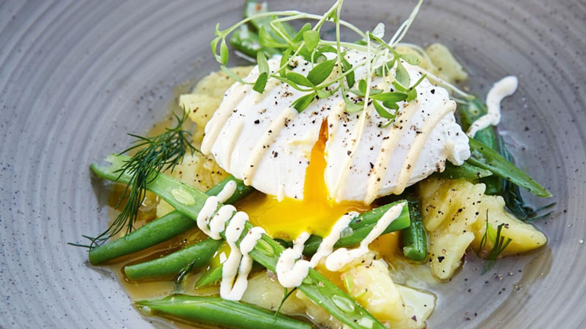 Ensalada de patata, trigueros, judías y huevo poché