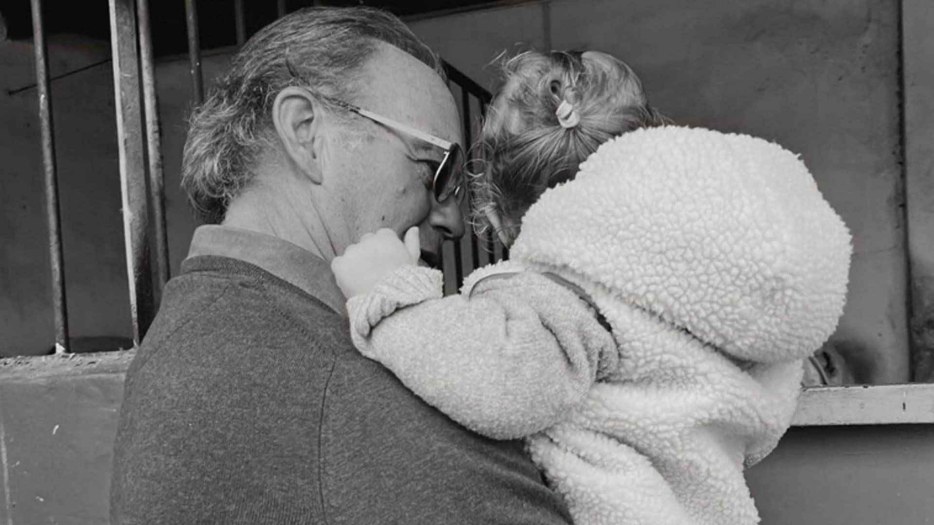 Un orgulloso Bertín Osborne le enseña a su nieta, de año y medio, las tradiciones familiares