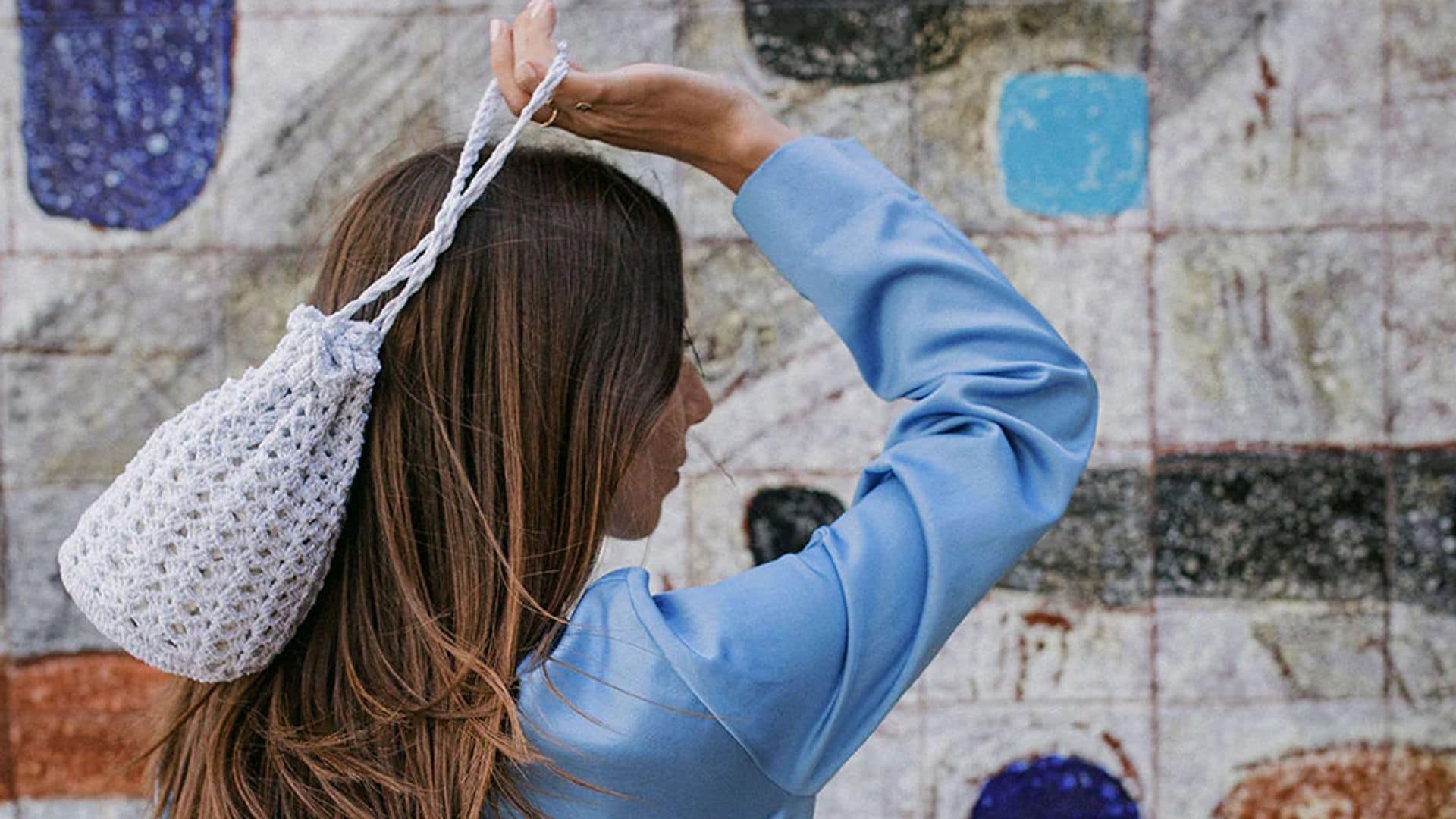 Bolsos de 'crochet', el truco de las estilistas para vestir bien en la playa y en la ciudad