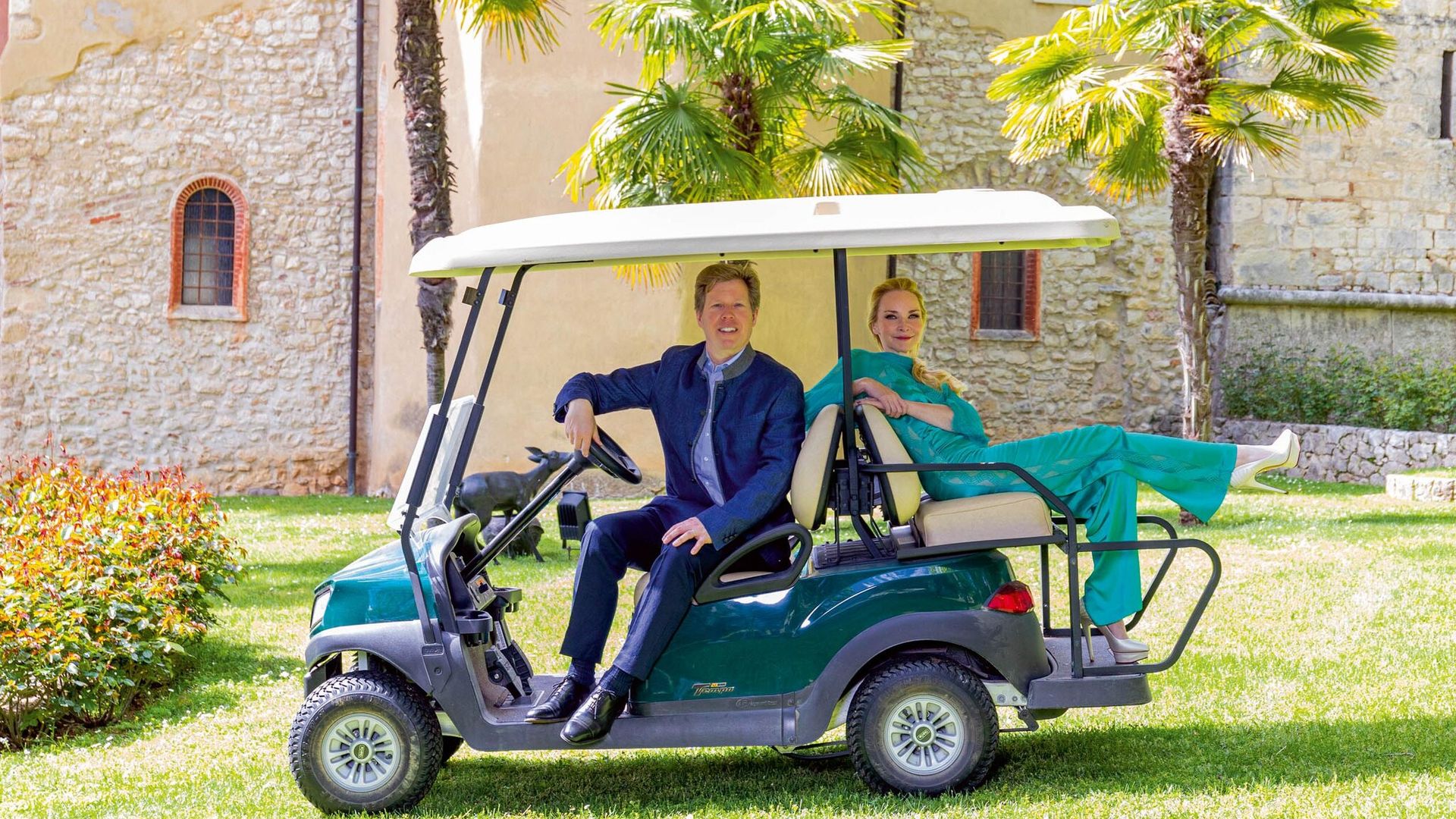 Los príncipes Alexander y Astrid de Liechtenstein nos reciben en su espectacular villa del siglo XI en las colinas que dominan el lago de Garda, el más importante de Italia