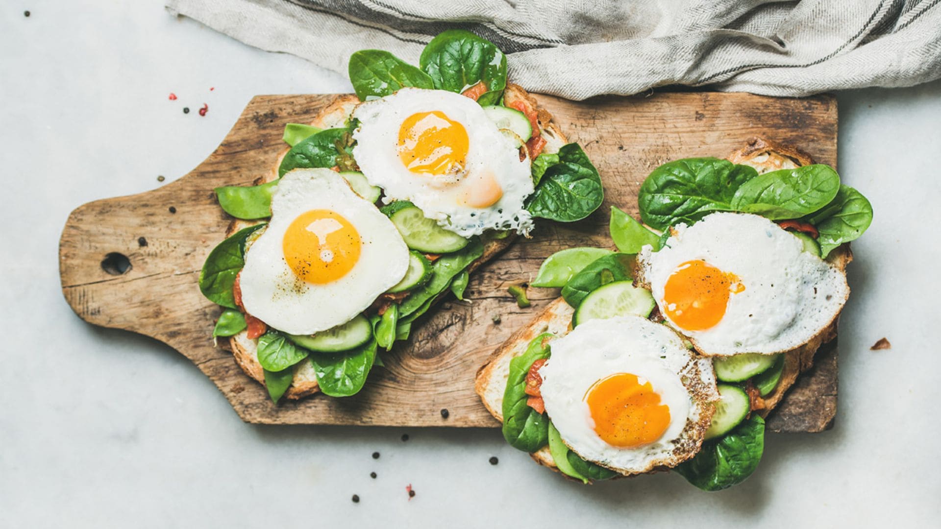 Tostas vegetales con huevo frito