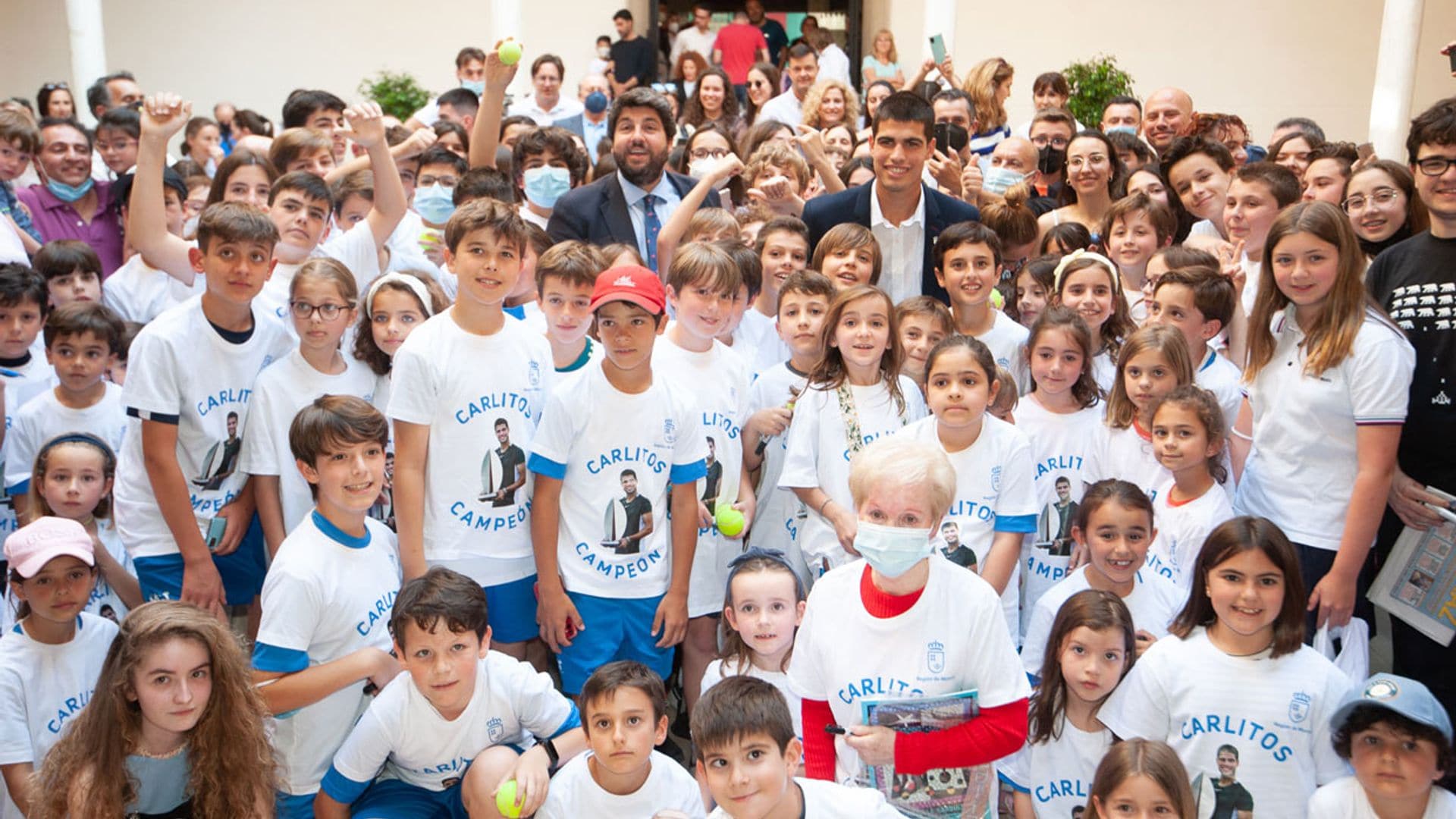 Gritos, autógrafos... Carlos Alcaraz revoluciona a los más pequeños en su tierra natal