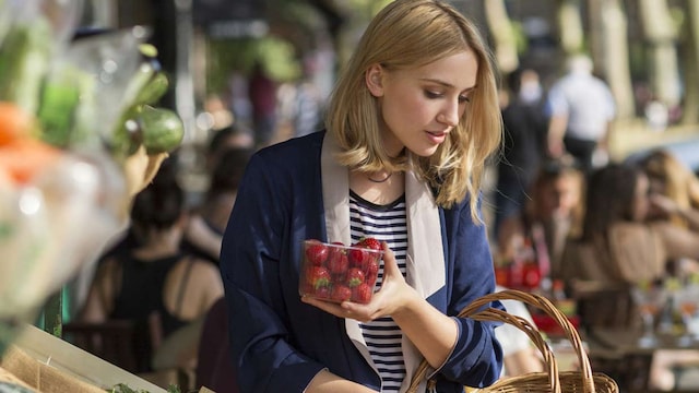 mujer comprando mercado