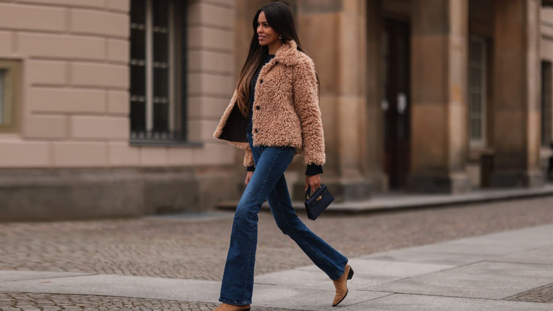 Cómo combinar en 2022 el pantalón campana, la tendencia que sienta bien a todas las chicas