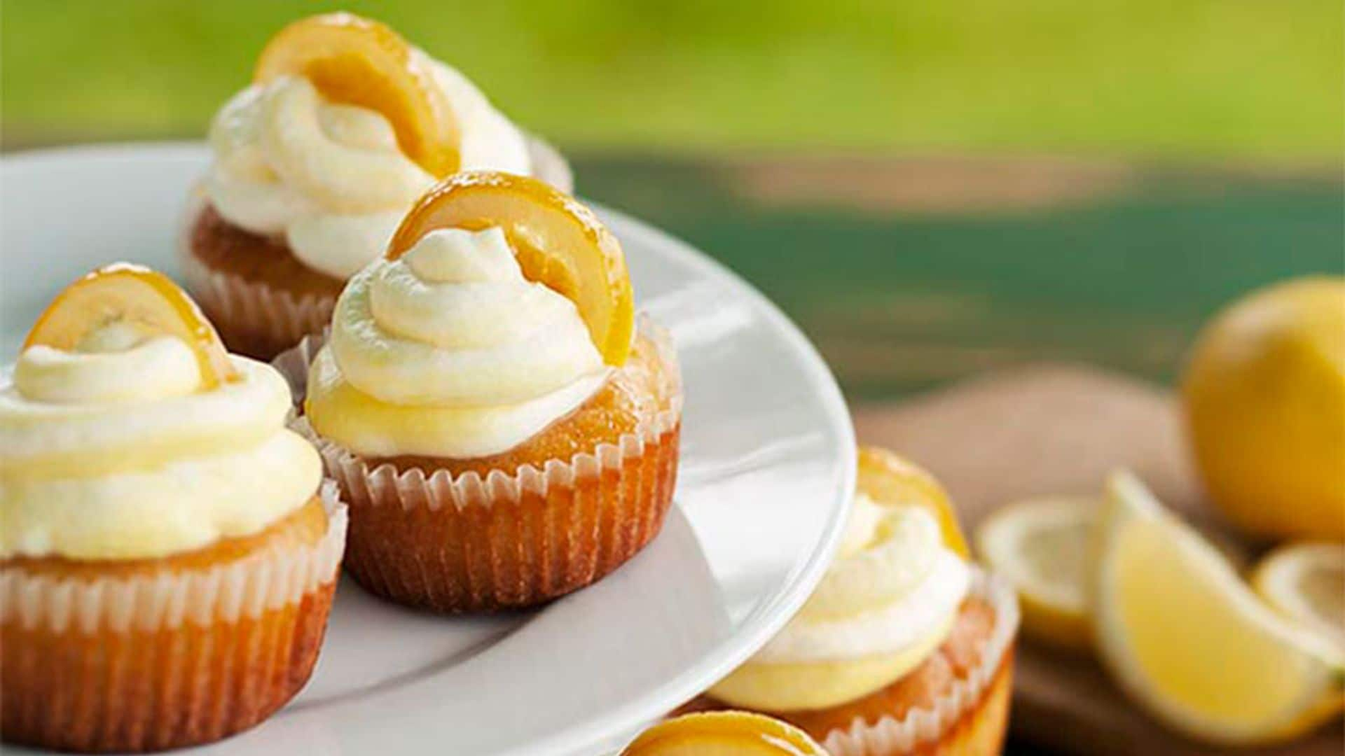 Muffins de piña con cobertura de crema de limón