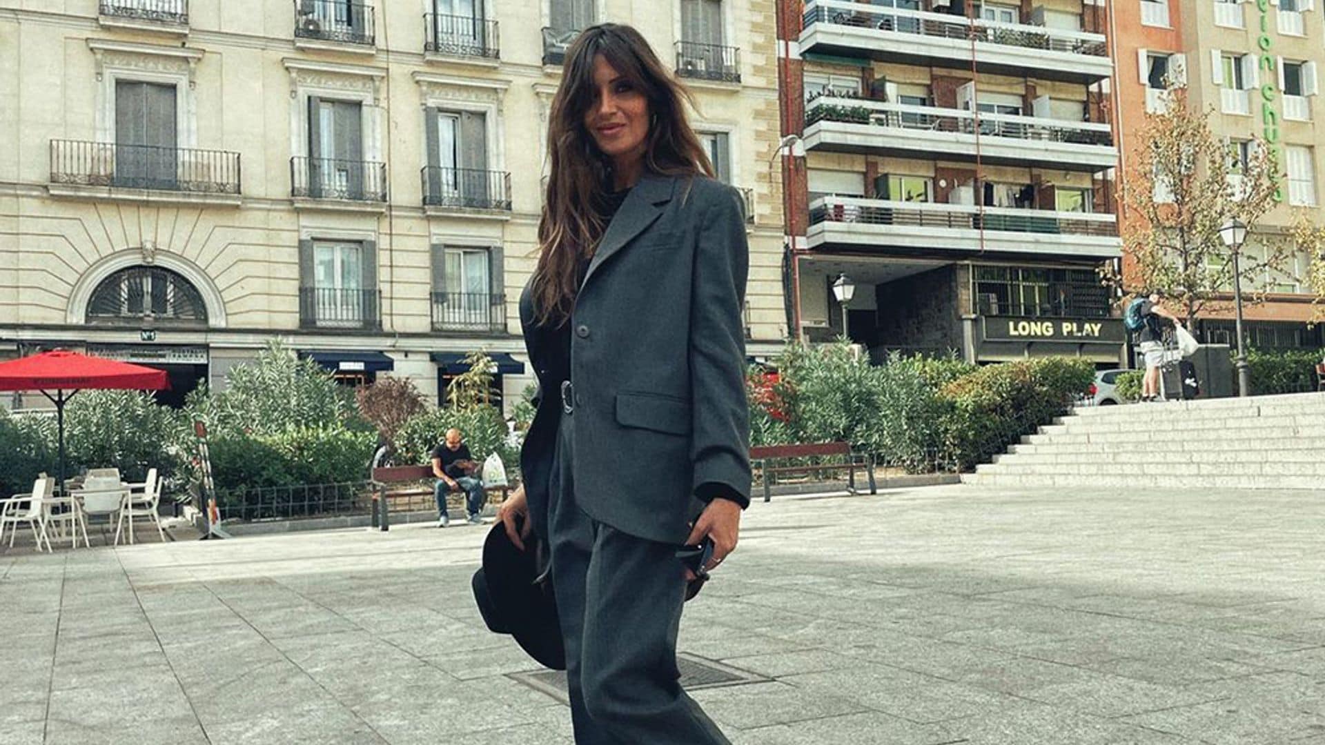 Sara Carbonero inspirará tu próximo look de oficina con su combo de traje y zapatillas