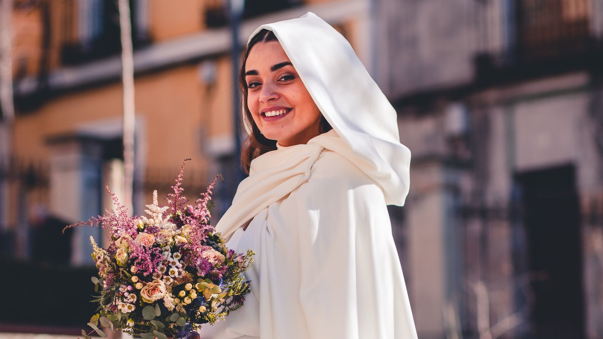 Eva, la novia que eligió un vestido con capa para su boda de invierno en Cuenca