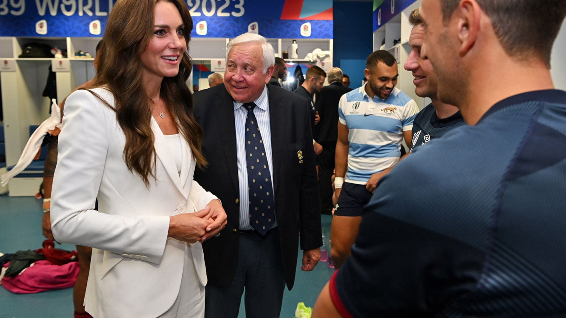 La princesa de Gales, pura sofisticación en el rugby con un impecable traje blanco y joyas de diamantes