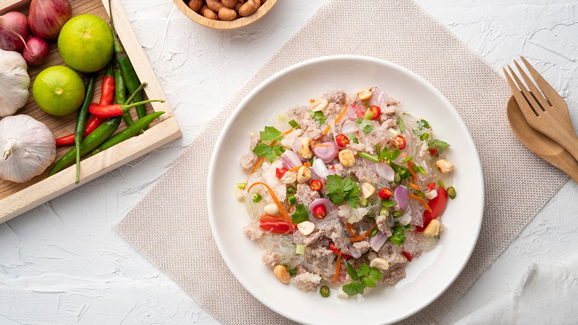 Ensalada de fideos de soja con carne picada de cerdo